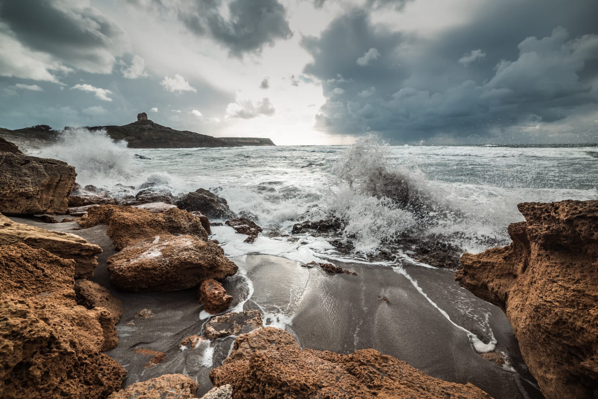 Onde sulla riva di San Giovanni di Sinis al tramonto. Sardegna, Italia
