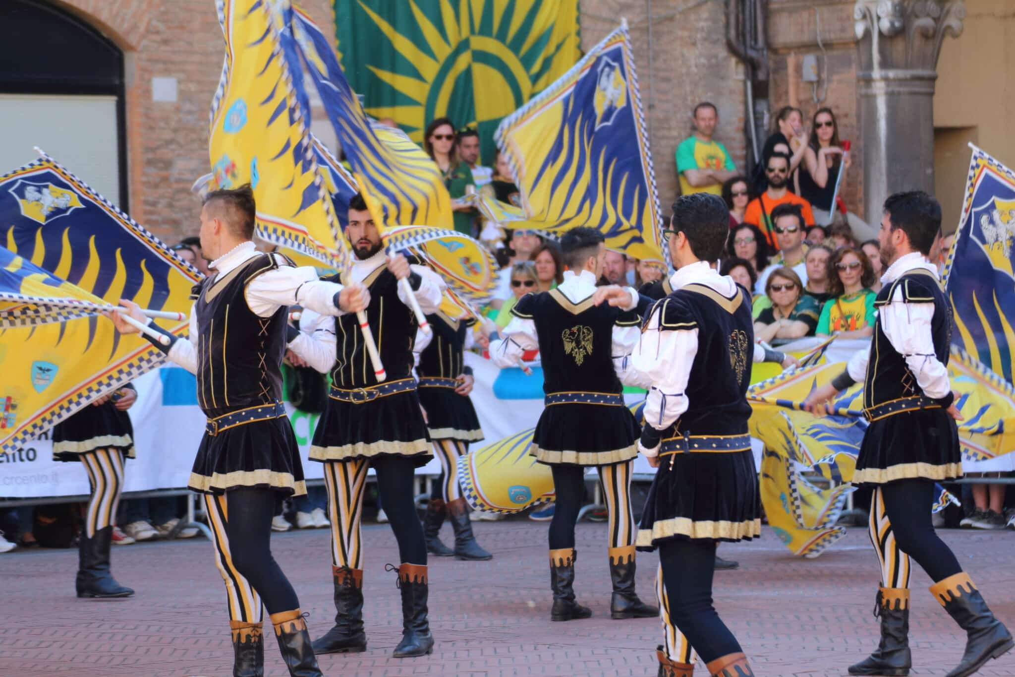 Palio, la città festeggia con gare degli sbandieratori e la sfilata delle contrade