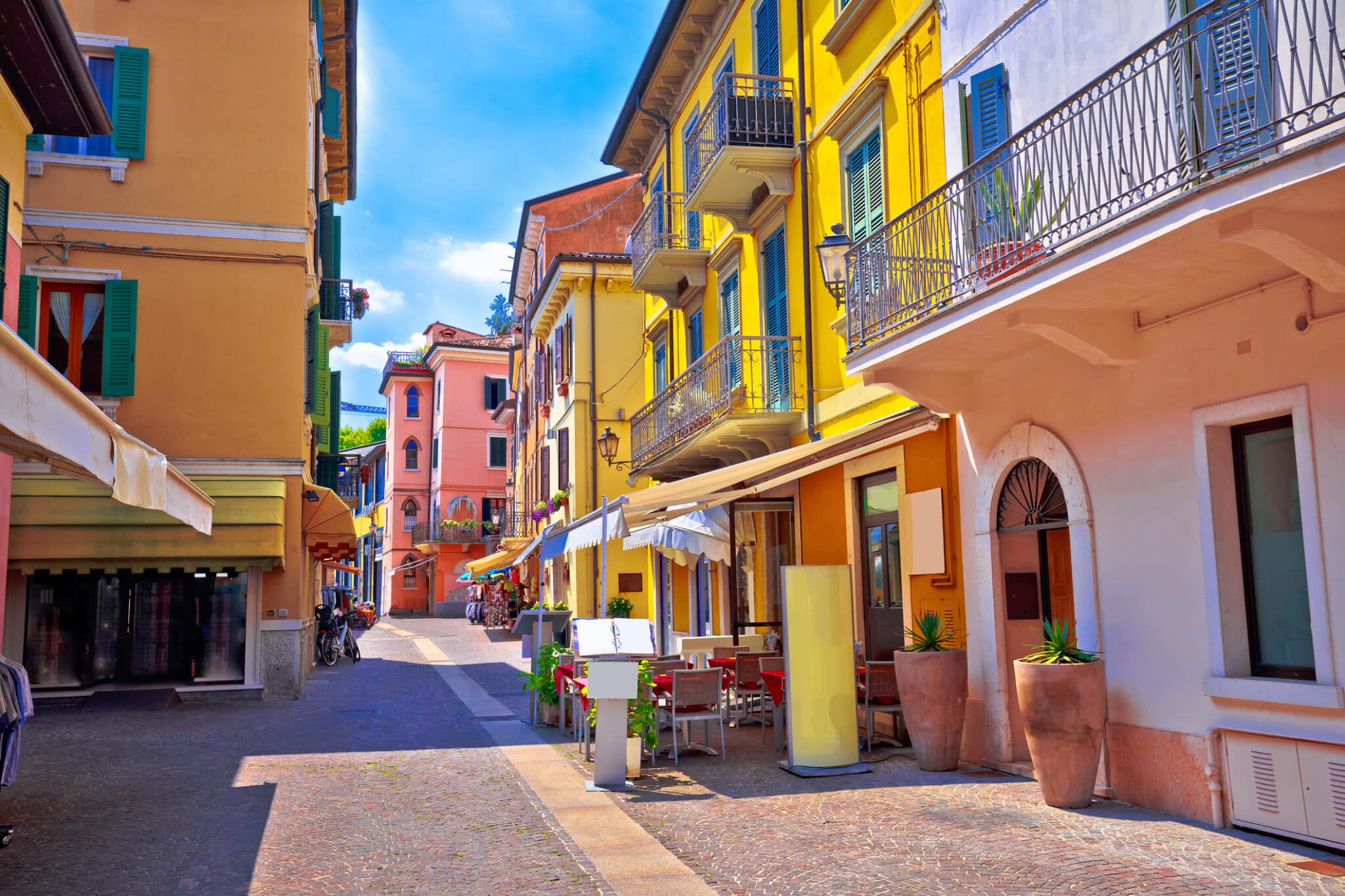 Peschiera del Garda vista colorata sull'architettura italiana, Lago di Garda, Italia