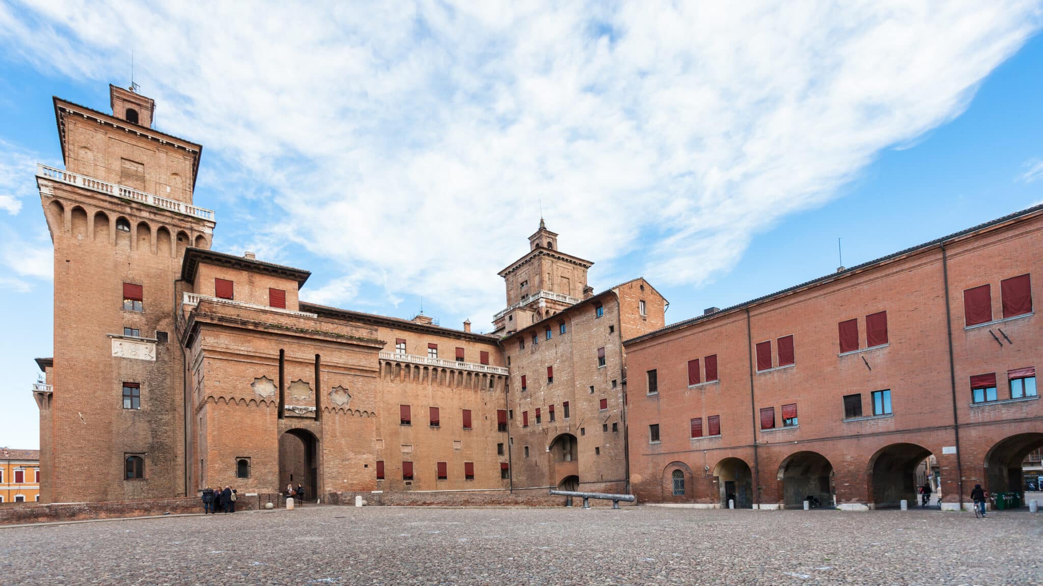 Piazza Castello e Castel Estense a Ferrara