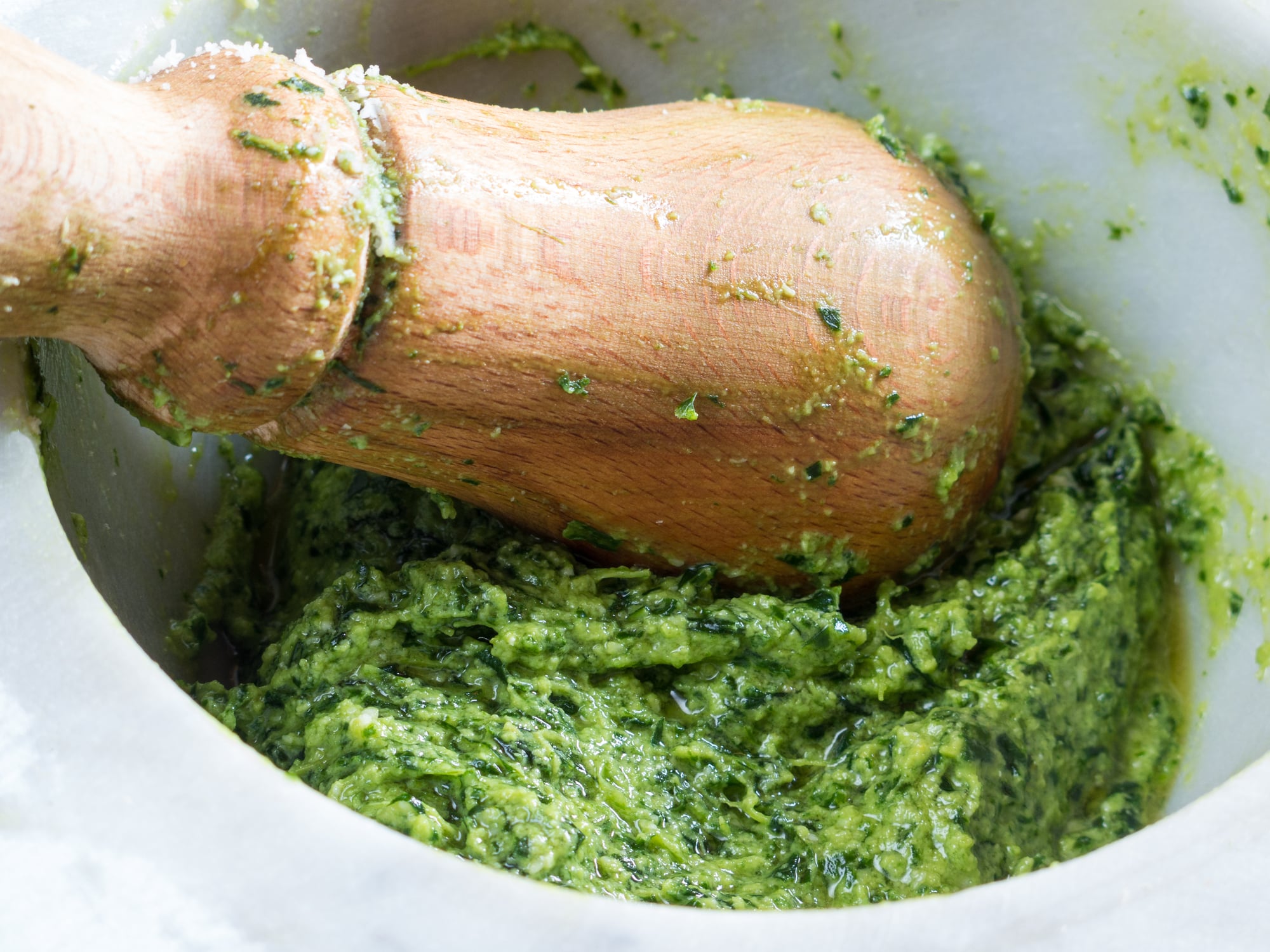 Preparazione del Pesto alla Genovese con il Mortaio