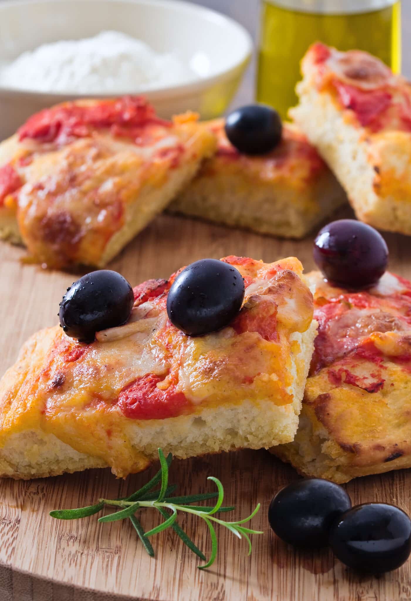 Primo piano del focaccia con il pomodoro e le olive nere.
