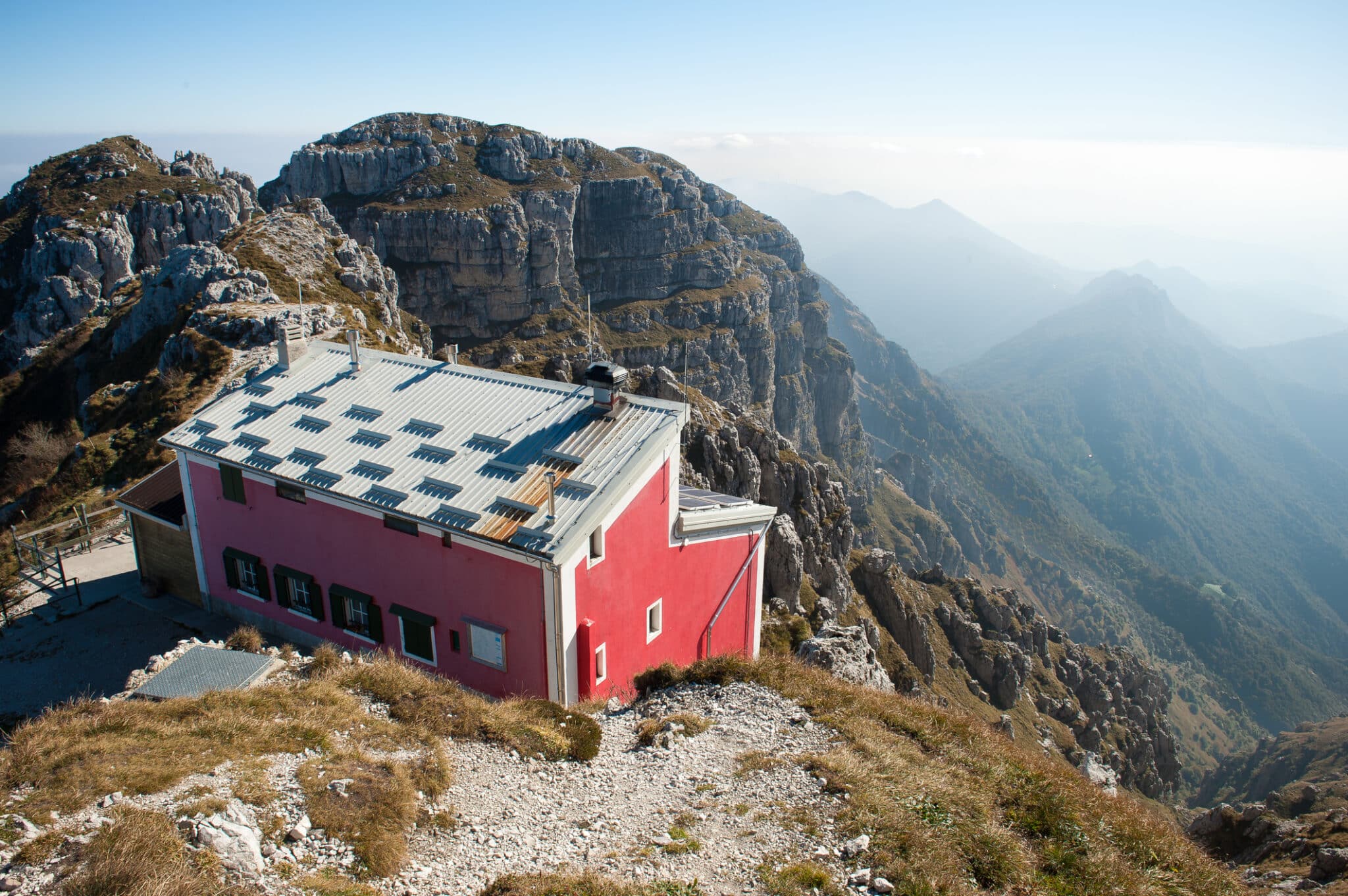 Rifugio montano italiano. Rifugio Azzoni sul Resegone nelle alpi italiane