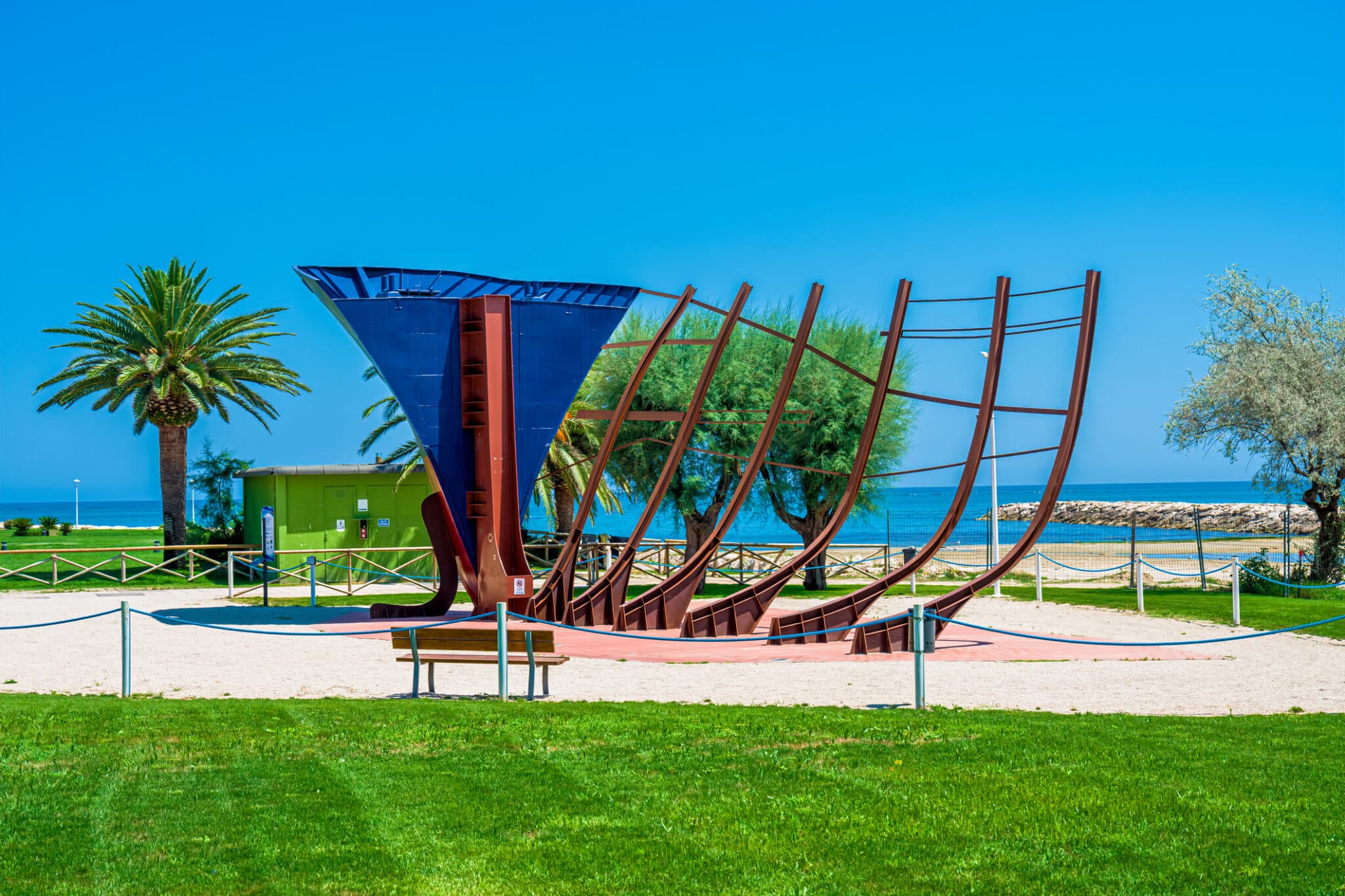Spiaggia e palme sul lungomare Riviera di San Benedetto del Tronto Marche Italia