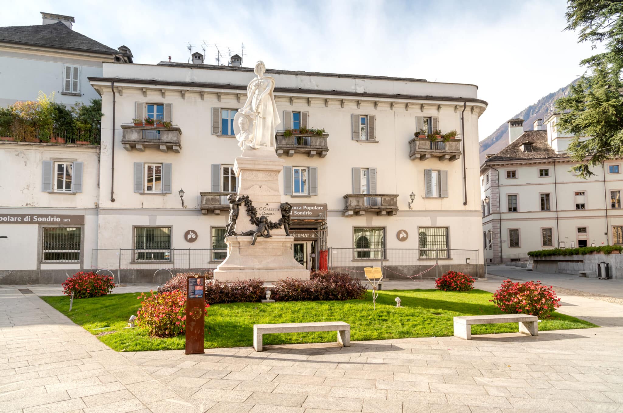Statua di Gian Giacomo Galletti Ossola, Domodossola, Piemonte, Italia.