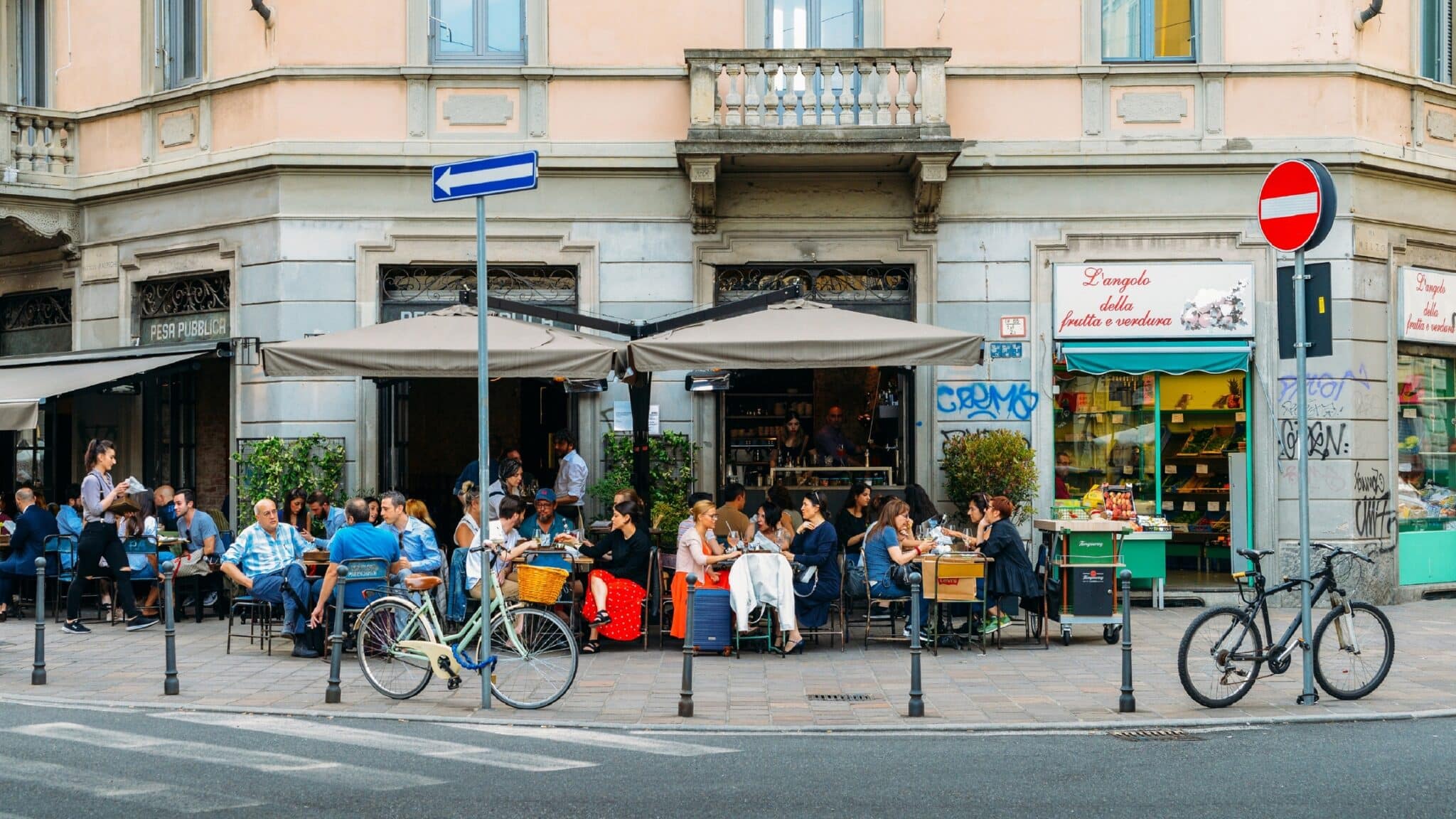 Terrazza del caffè all'angolo della strada nel quartiere di Porta Venezia a Milano, Lombardia, Italia