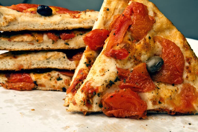 Tranci di focaccia. La pizza originale de Bari en Italie