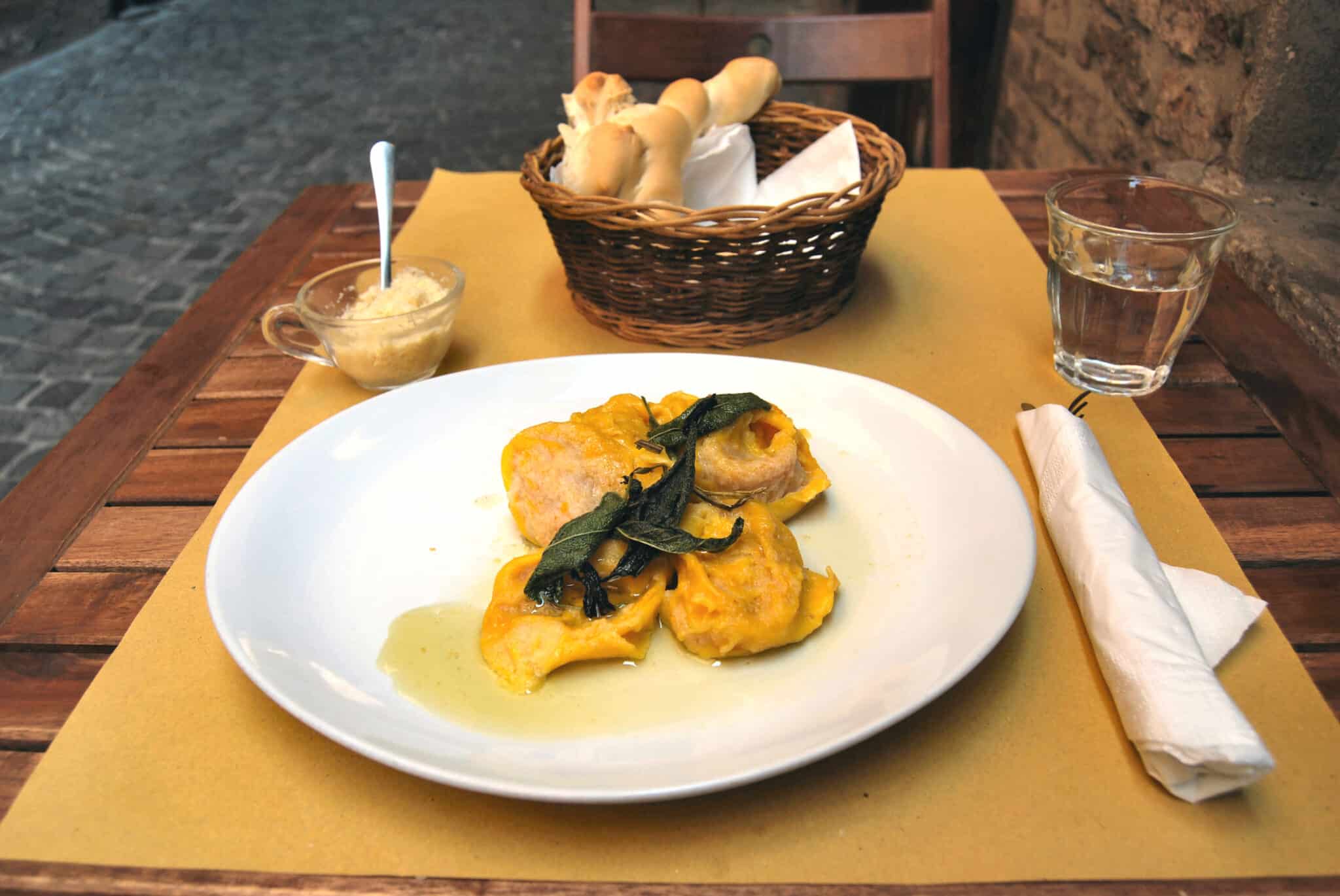 Un piatto di Cappellacci, una pasta tipica di Ferrara, in Italia