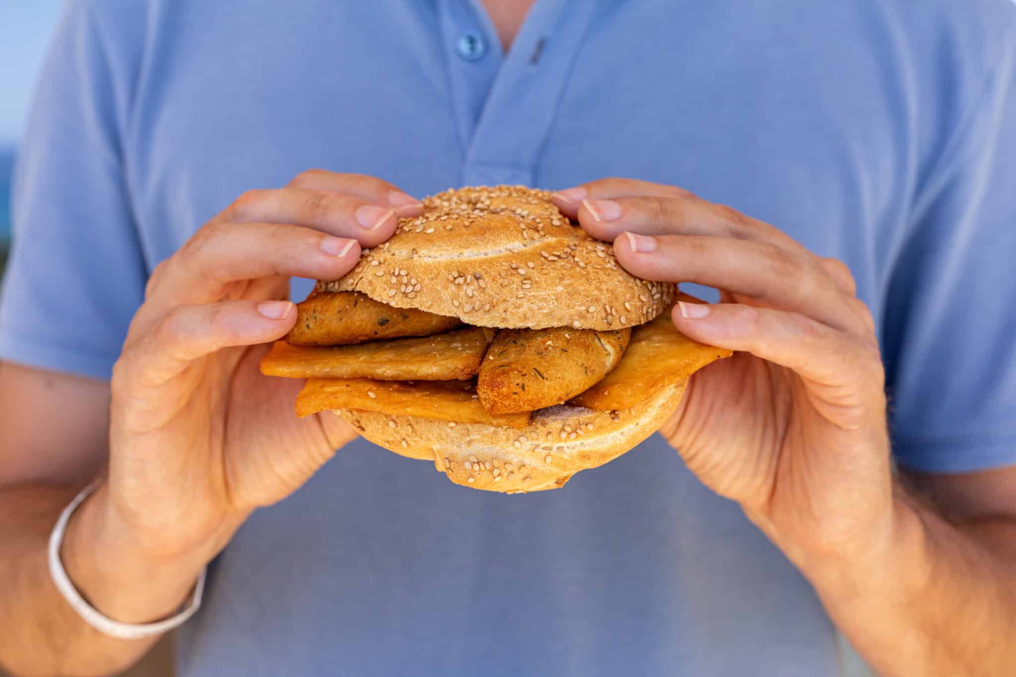 Uomo che ha tra le mani Pane e Panelle