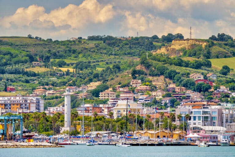 Vue de San Benedetto del Tronto depuis la mer, Italie