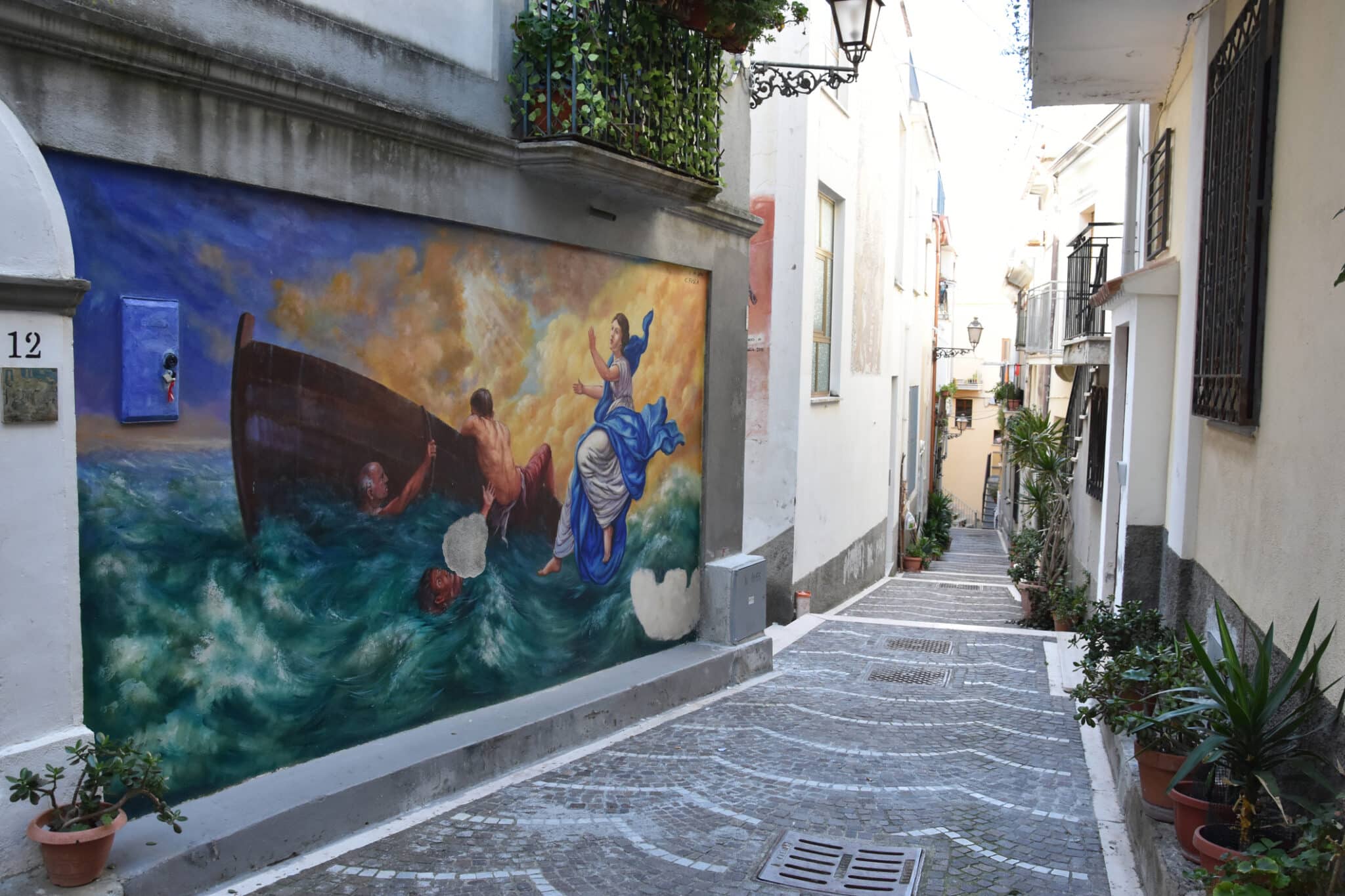 Vicolo a Diamante, paese dei murales in Calabria. Caratteristici di Diamante sono i dipinti murali, i murales, sui muri esterni delle case.