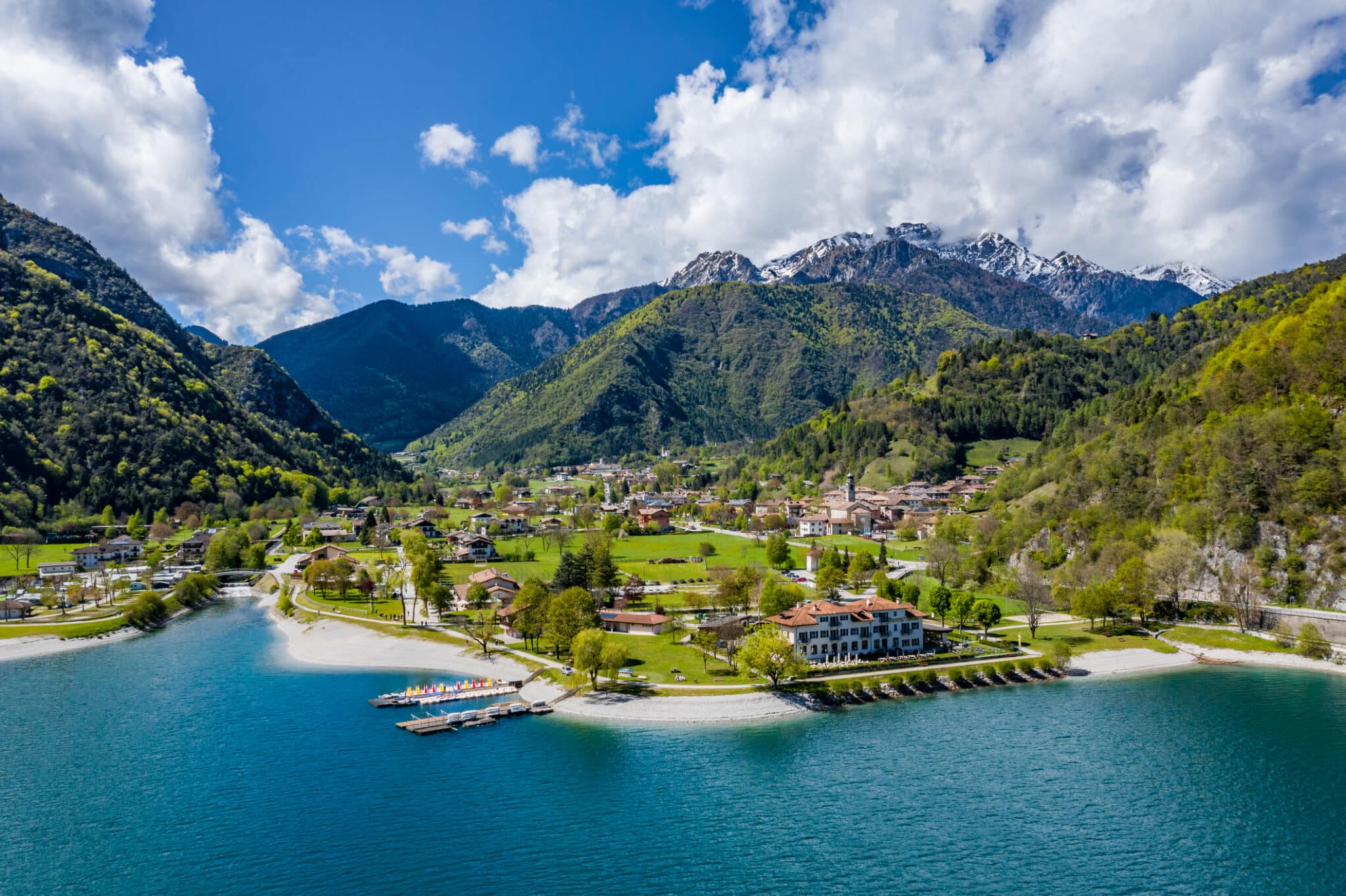 Vue de Molveno depuis le lac