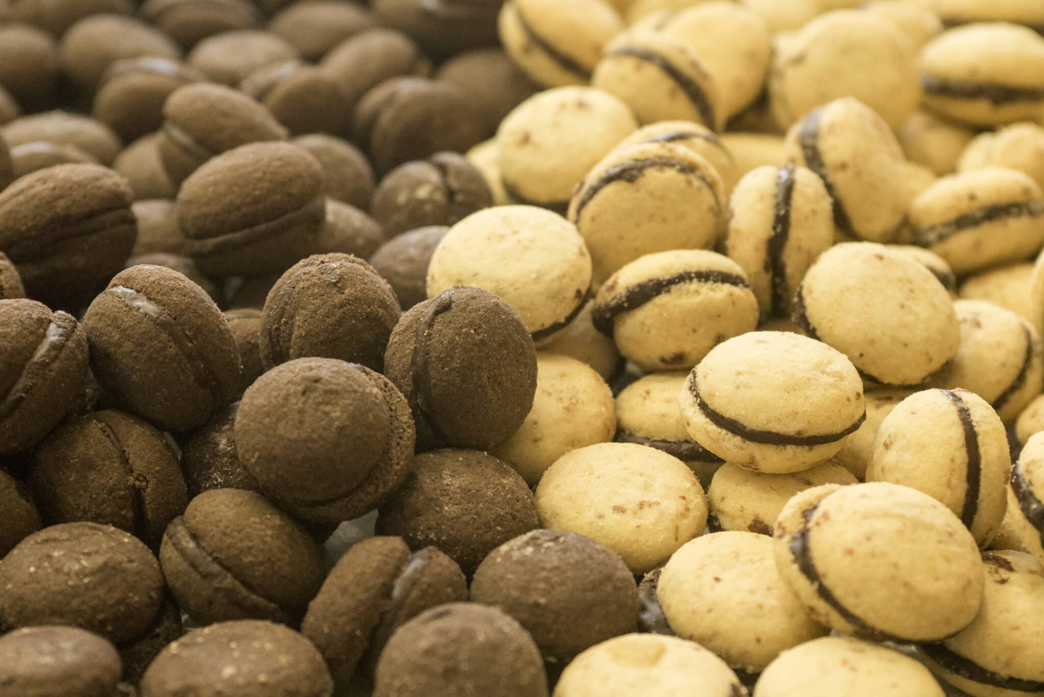 Baci di dama blanc et chocolat.