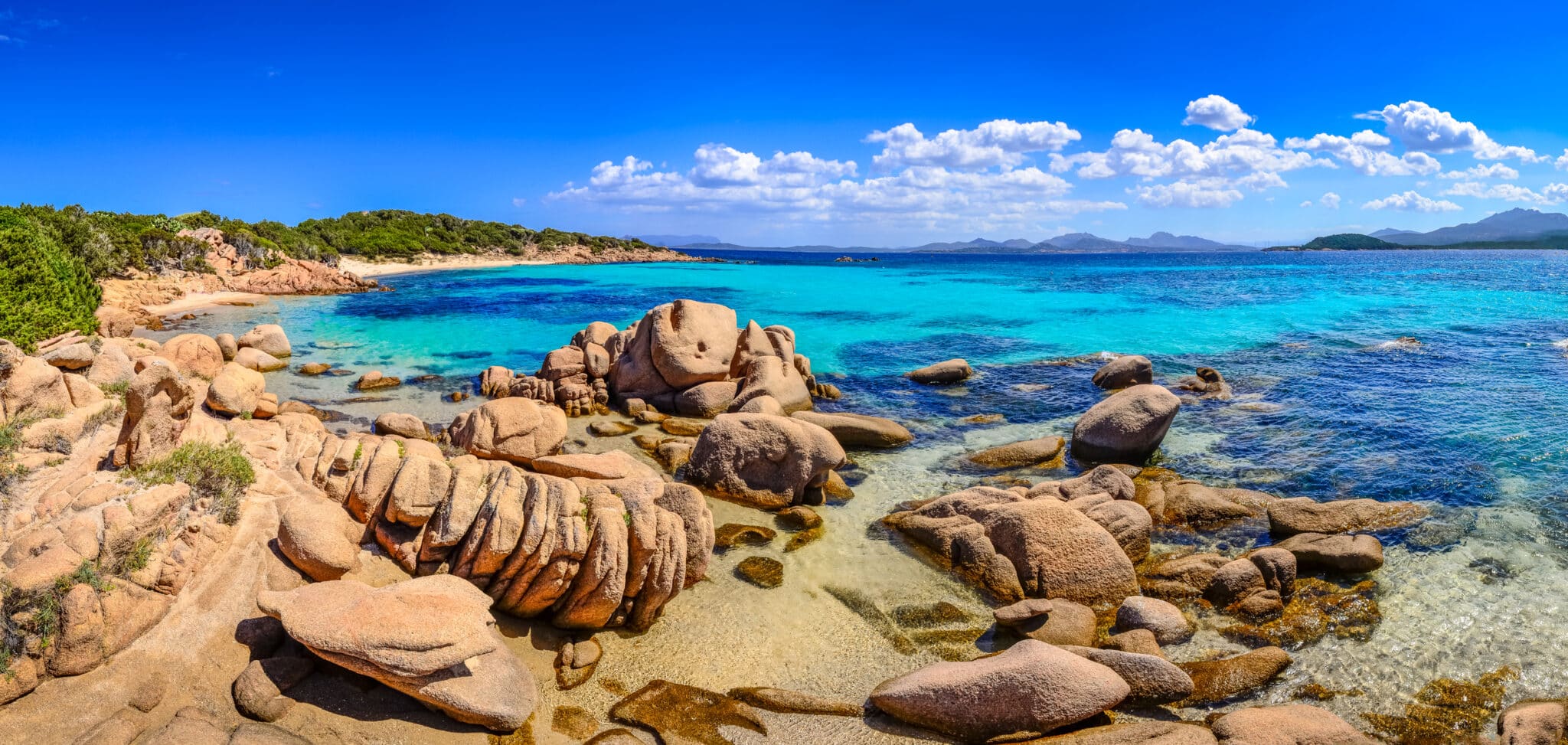 斯美拉尔达海岸的美丽海景