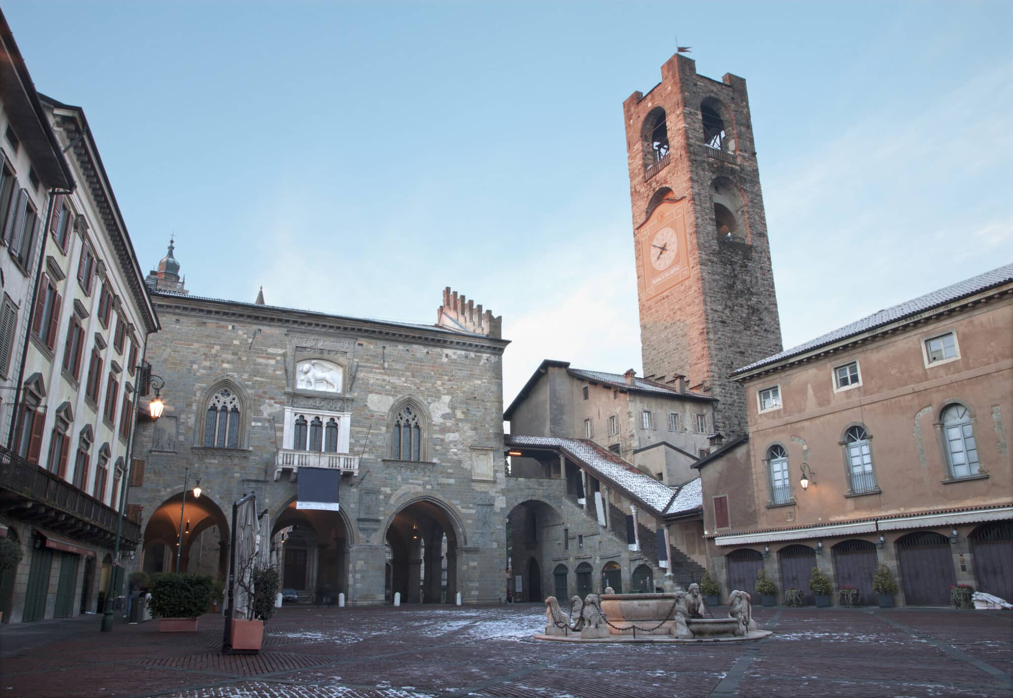贝加莫维奇亚广场（Piazza Vecchia Bergamo）与市民塔。