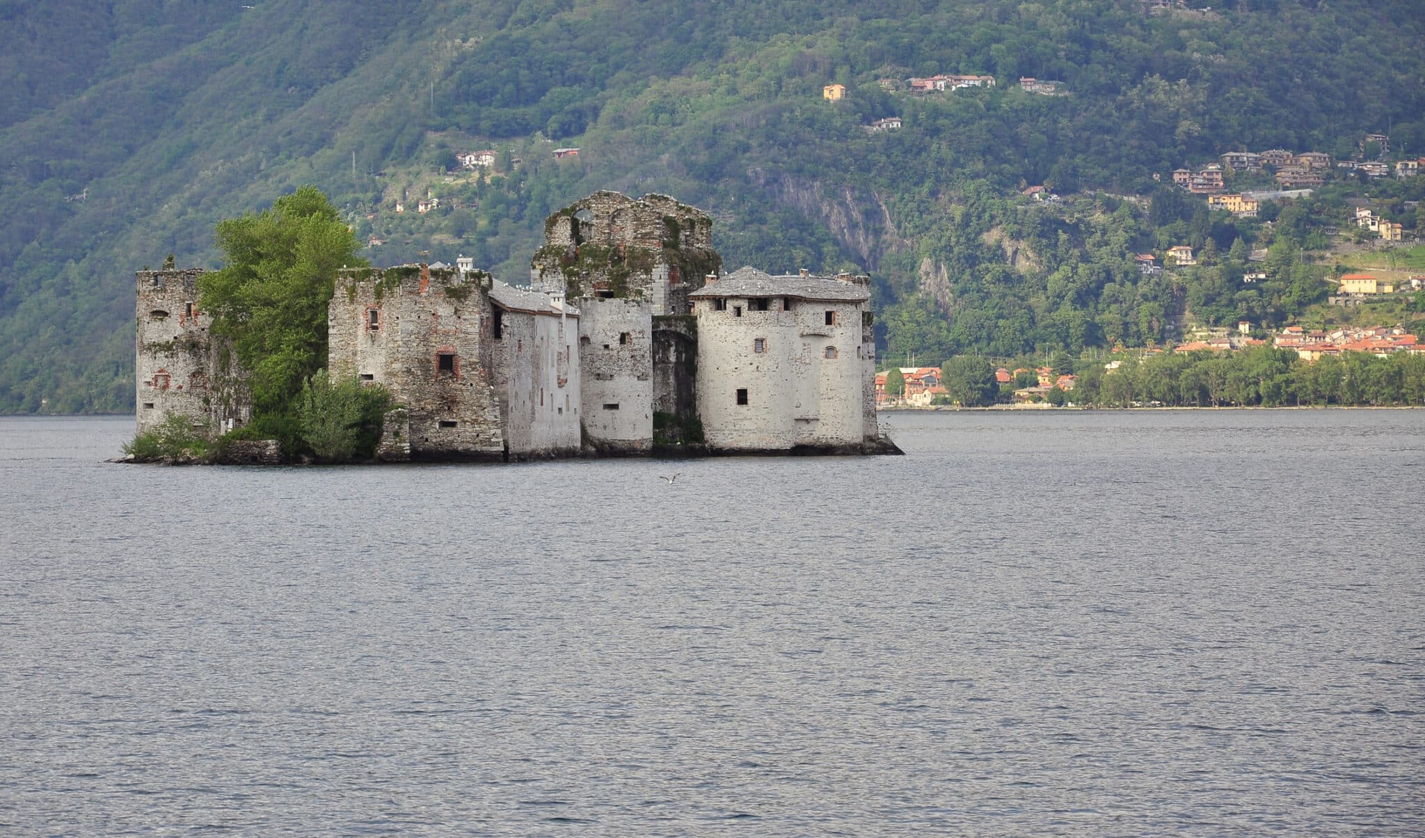 Castello diroccato su un'isola del Lago Maggiore.