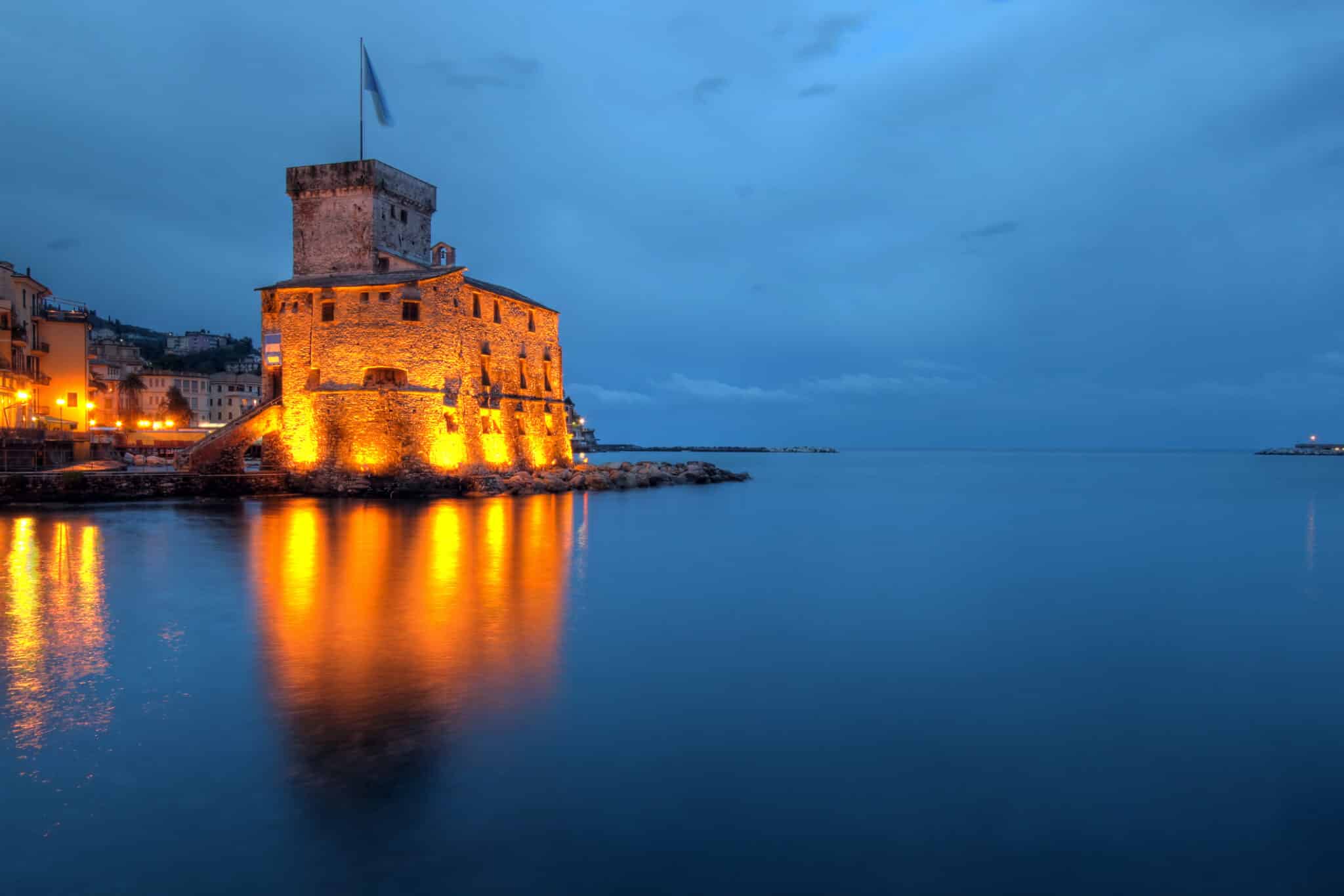 Castello di Rapallo, Italia (Liguria). Il Castello di Rapallo (Castello di Rapallo) è una fortezza del XVI secolo costruita come difesa dagli attacchi dei pirati