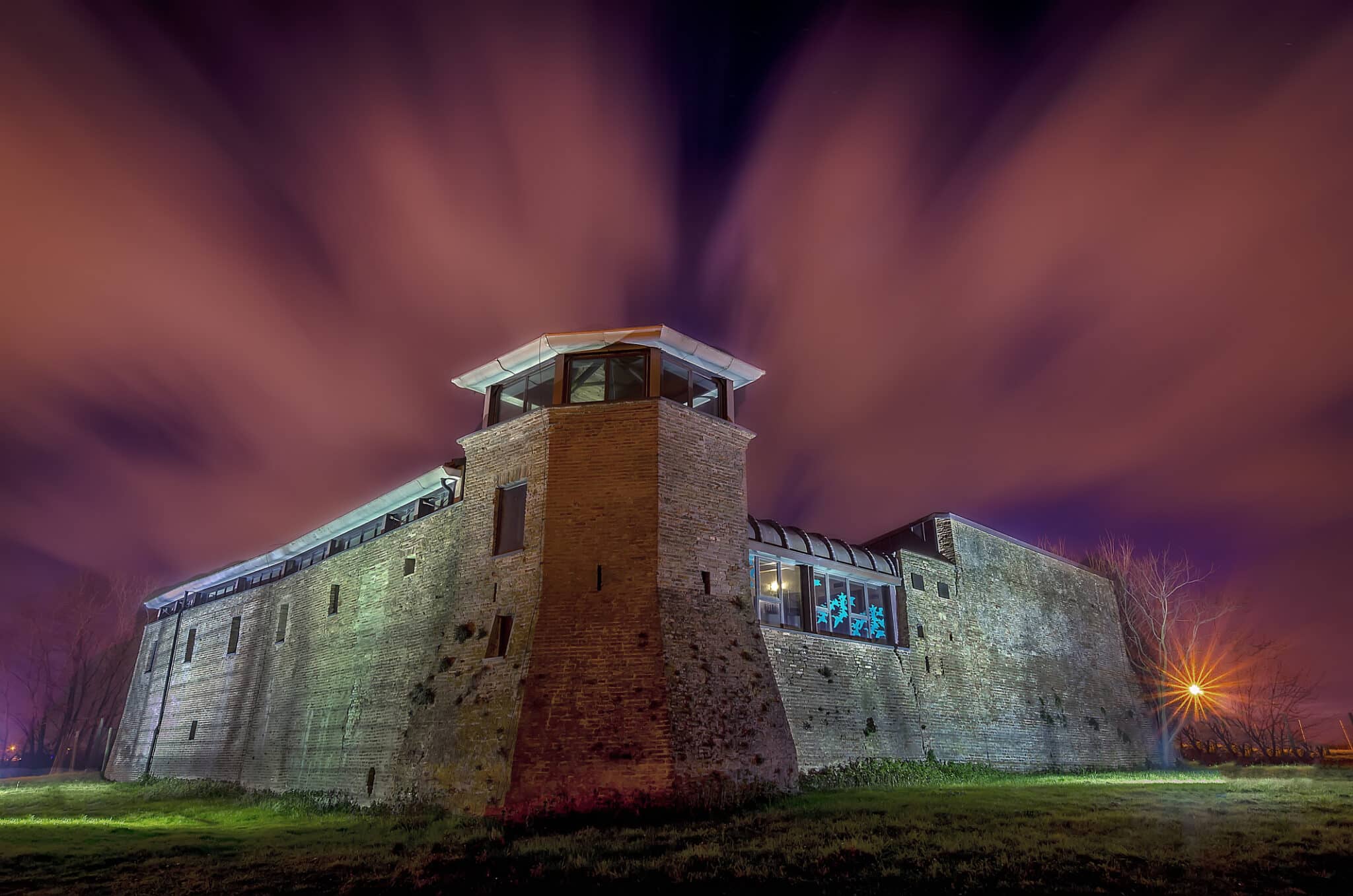 Castello medievale illuminato di notte.