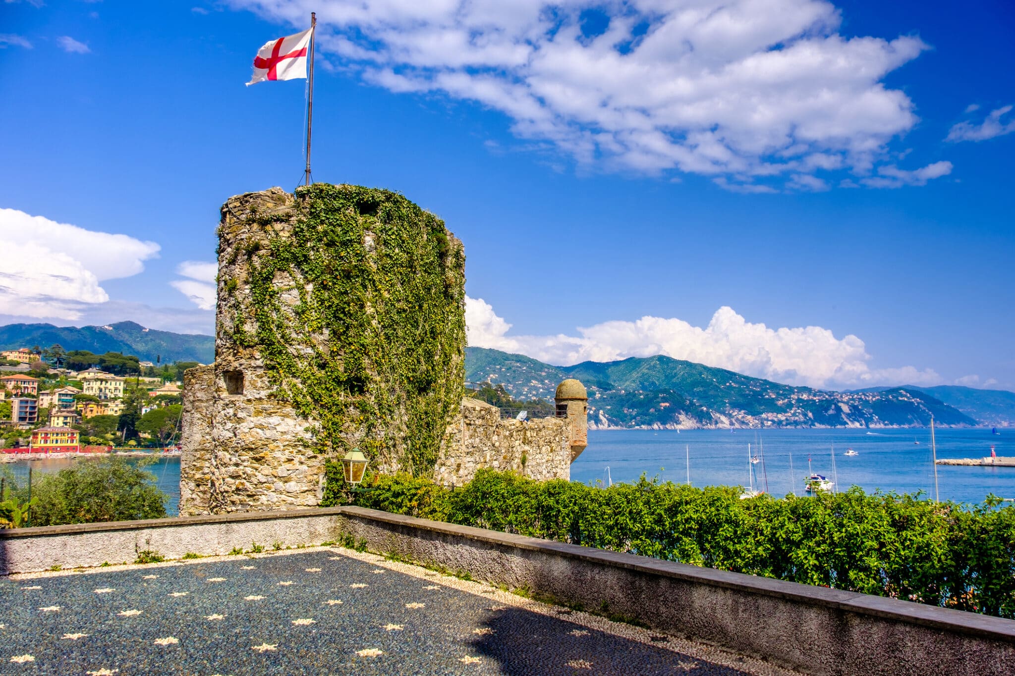 Castello di Santa Margherita Ligure - Bandiera della Repubblica di Genova. Castello di Santa Margherita Ligure con in cima la bandiera della Repubblica di Genova