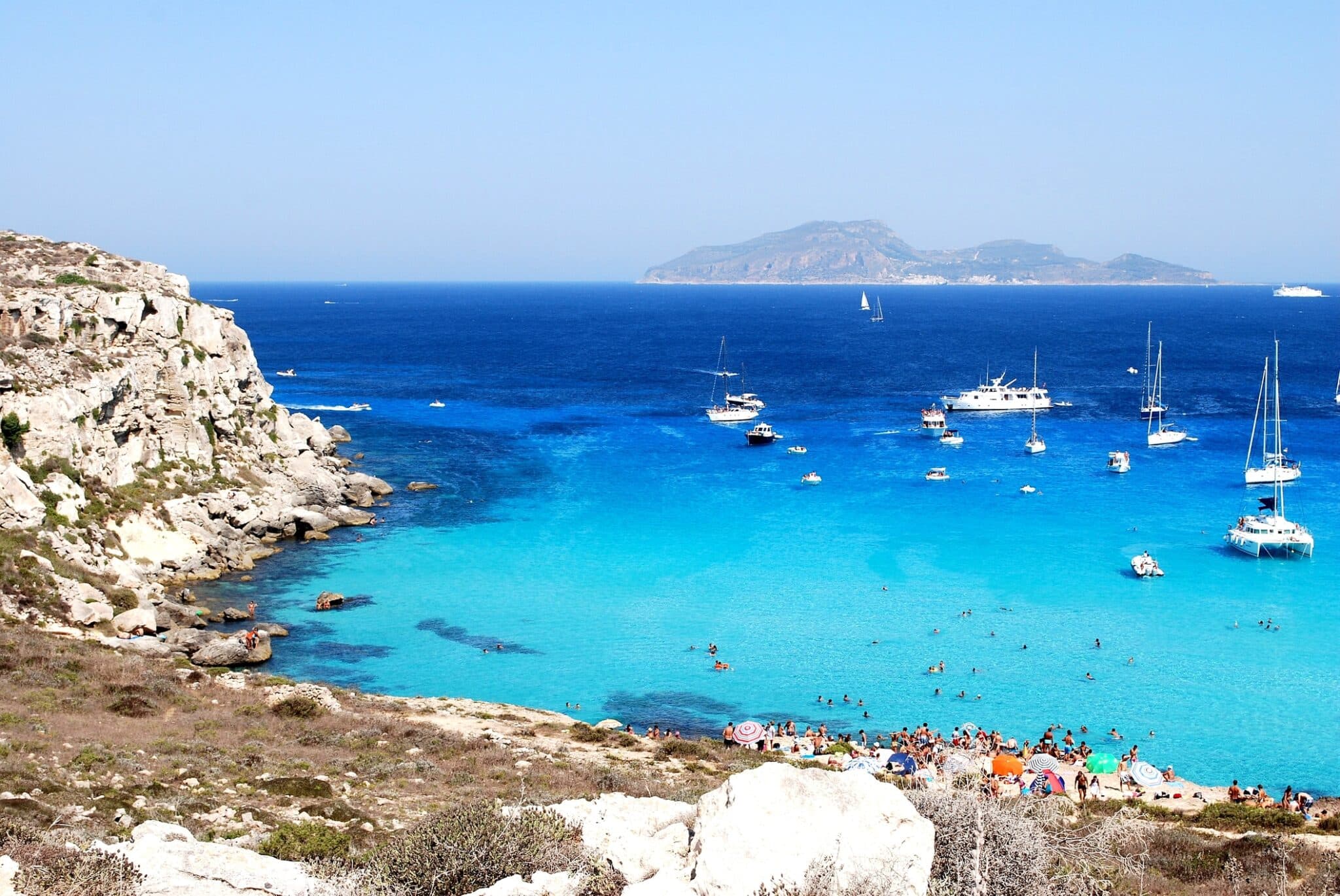 法维尼亚纳的美妙色彩罗萨岛（Cala Rossa）海水的美妙色彩