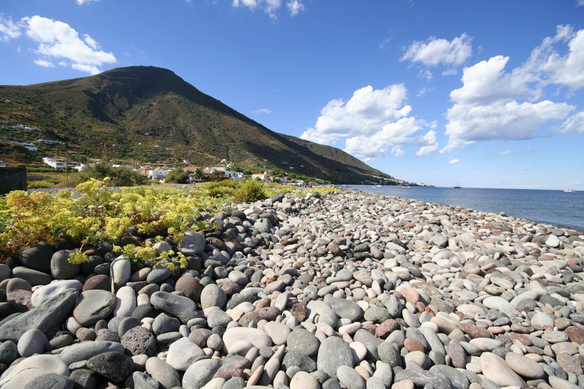 Costa di Salina, Italia. Pietre di ciottoli di selce, Isola di Salina, una delle Isole Lipari, Italia meridionale