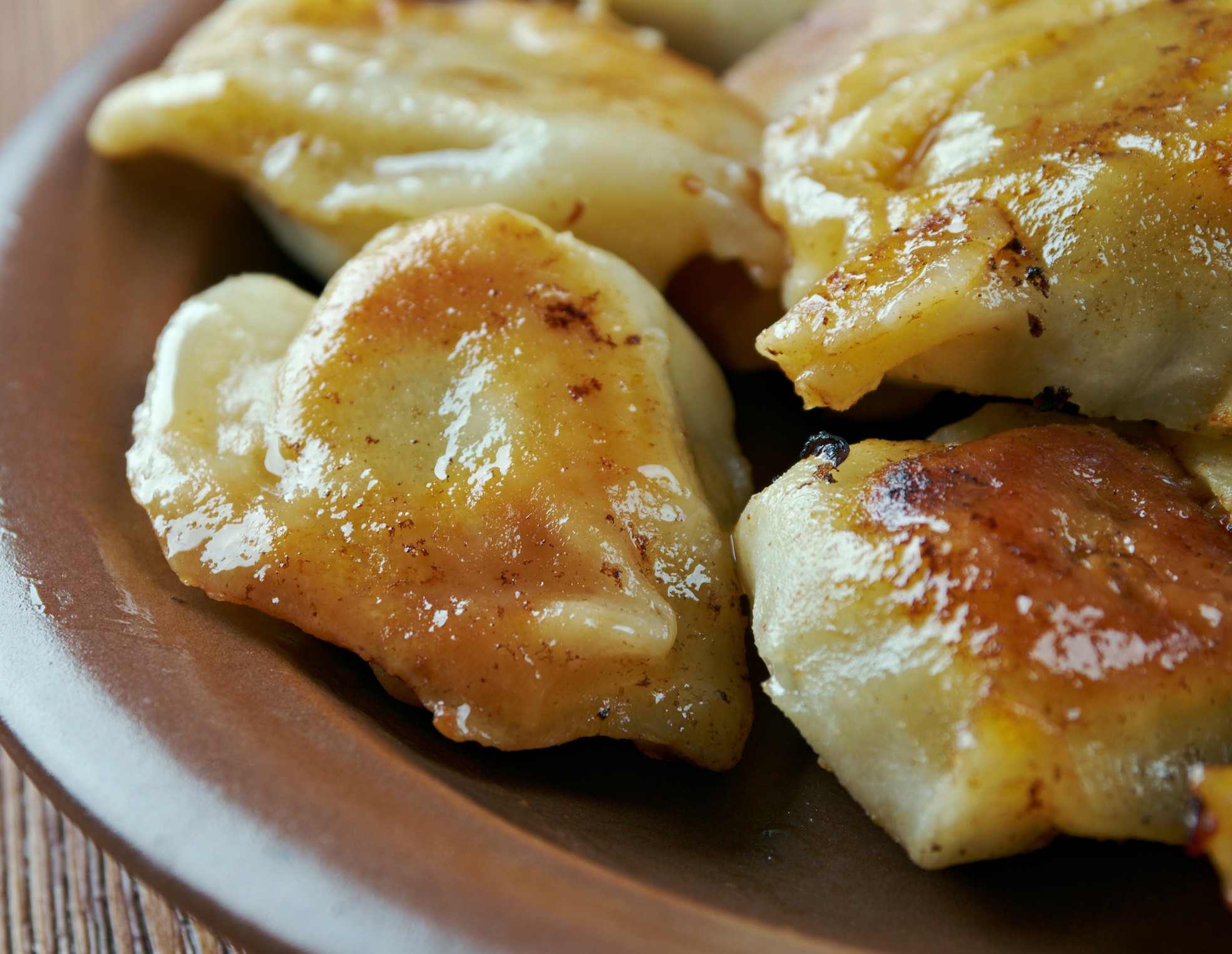 棕色盘子里的金色馄饨