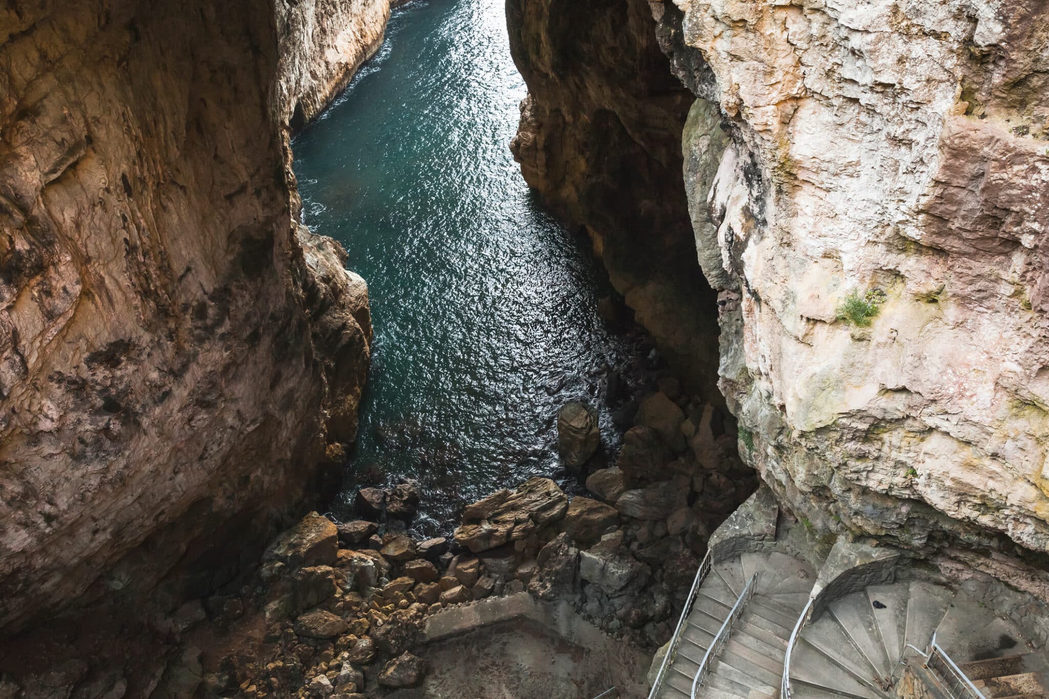 Grotta del Turco.意大利加埃塔图尔科岩洞这是一个非常受欢迎的洞穴，其尽头直通大海。意大利加埃塔