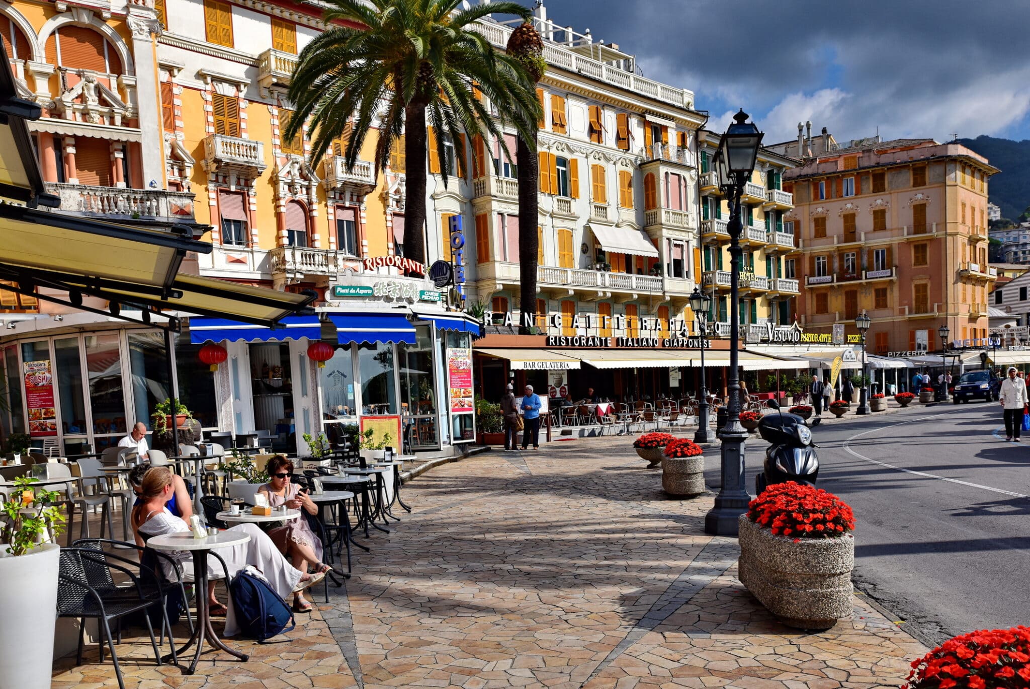 Il lungomare di Rapallo nella regione Liguria d'Italia. Rapallo è una pittoresca cittadina della regione Liguria in Italia, è evidenziata da numerosi caffè e da una lunga passeggiata.