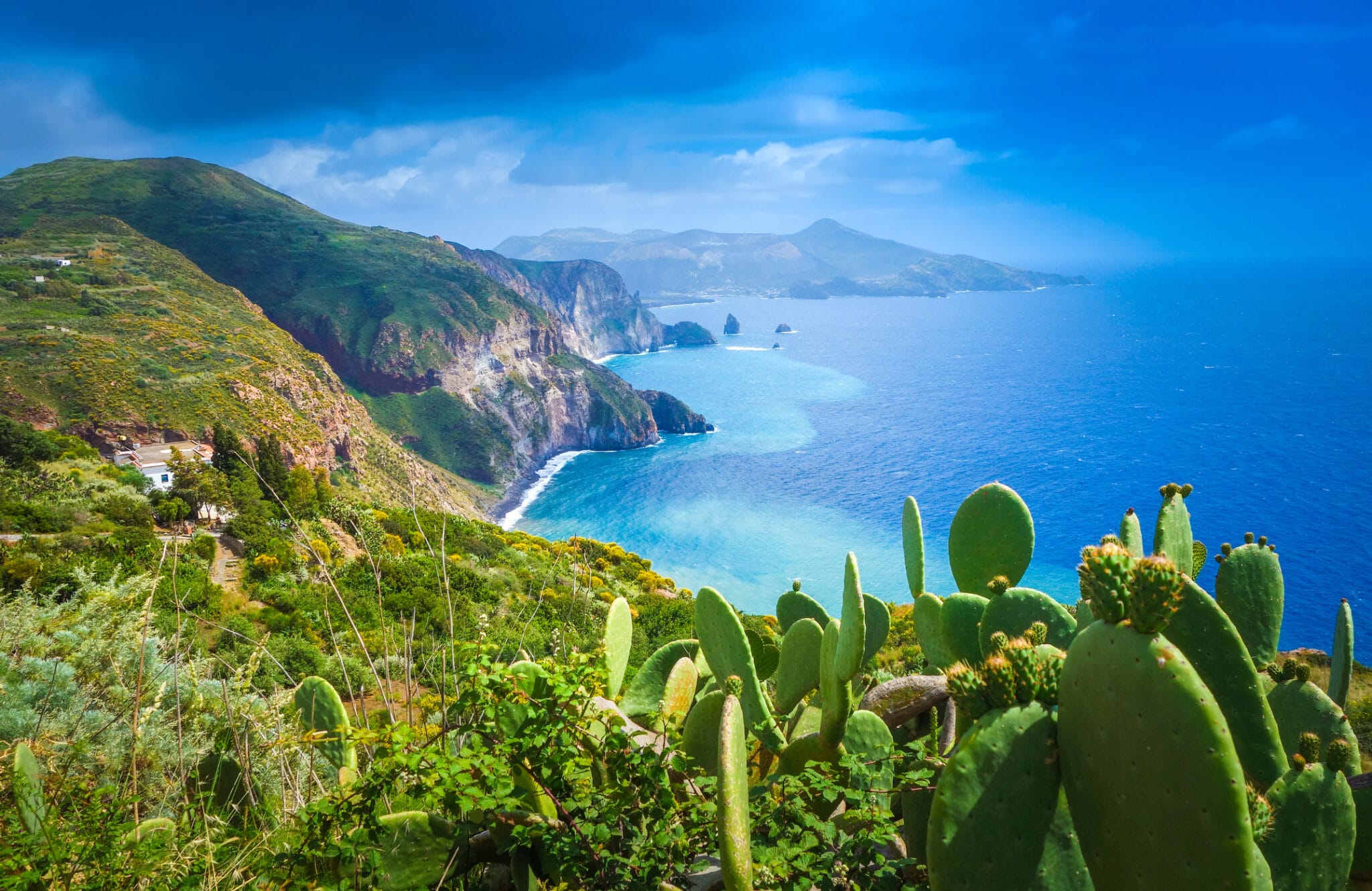 Isola di Lipari, Italia. Bellissima vista sull'isola di Vulcano dall'isola di Lipari