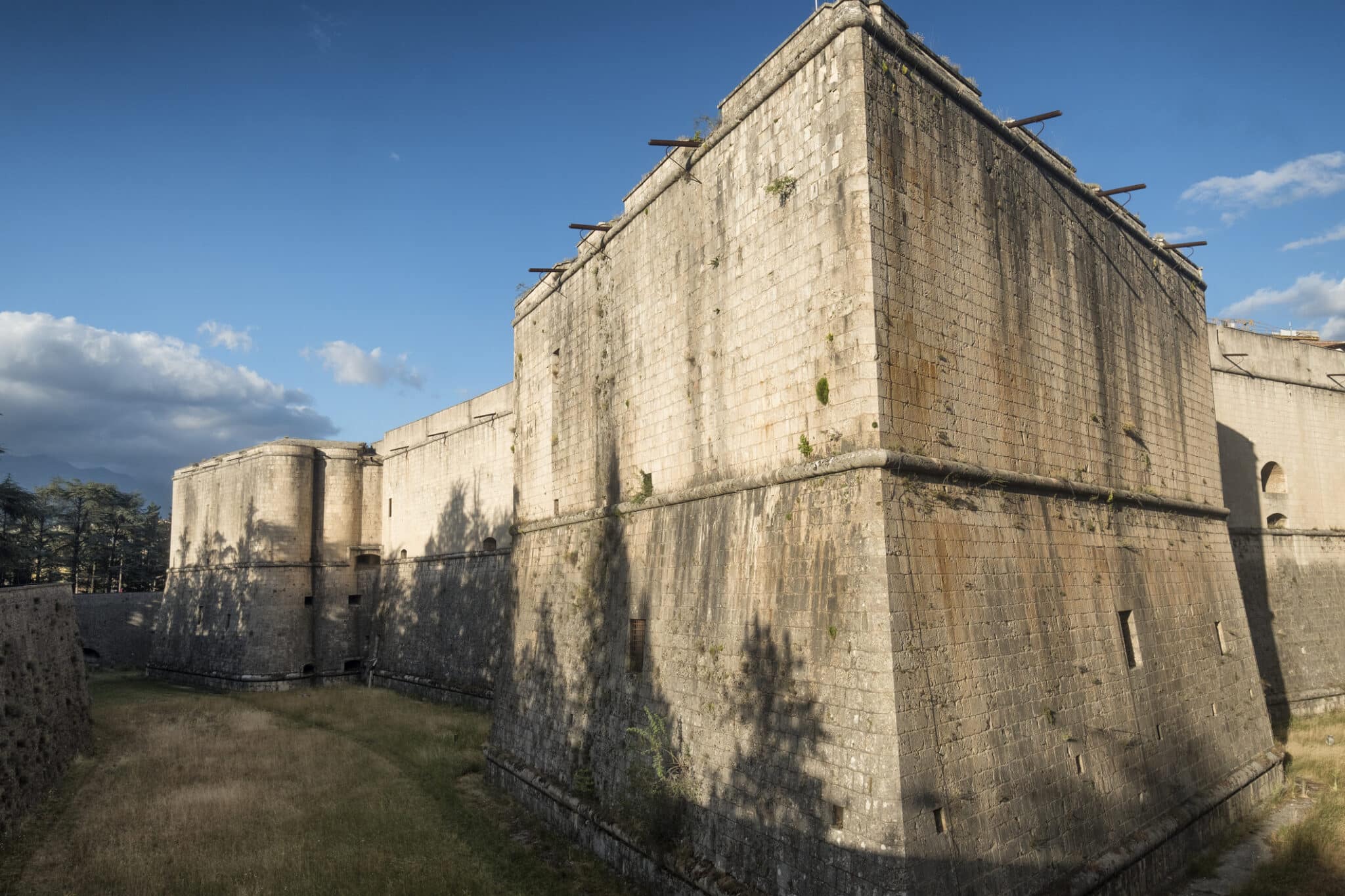 意大利阿布鲁佐拉奎拉（L'Aquila Abruzzo）建于 16 世纪的历史古堡 Forte Spagnolo 外景