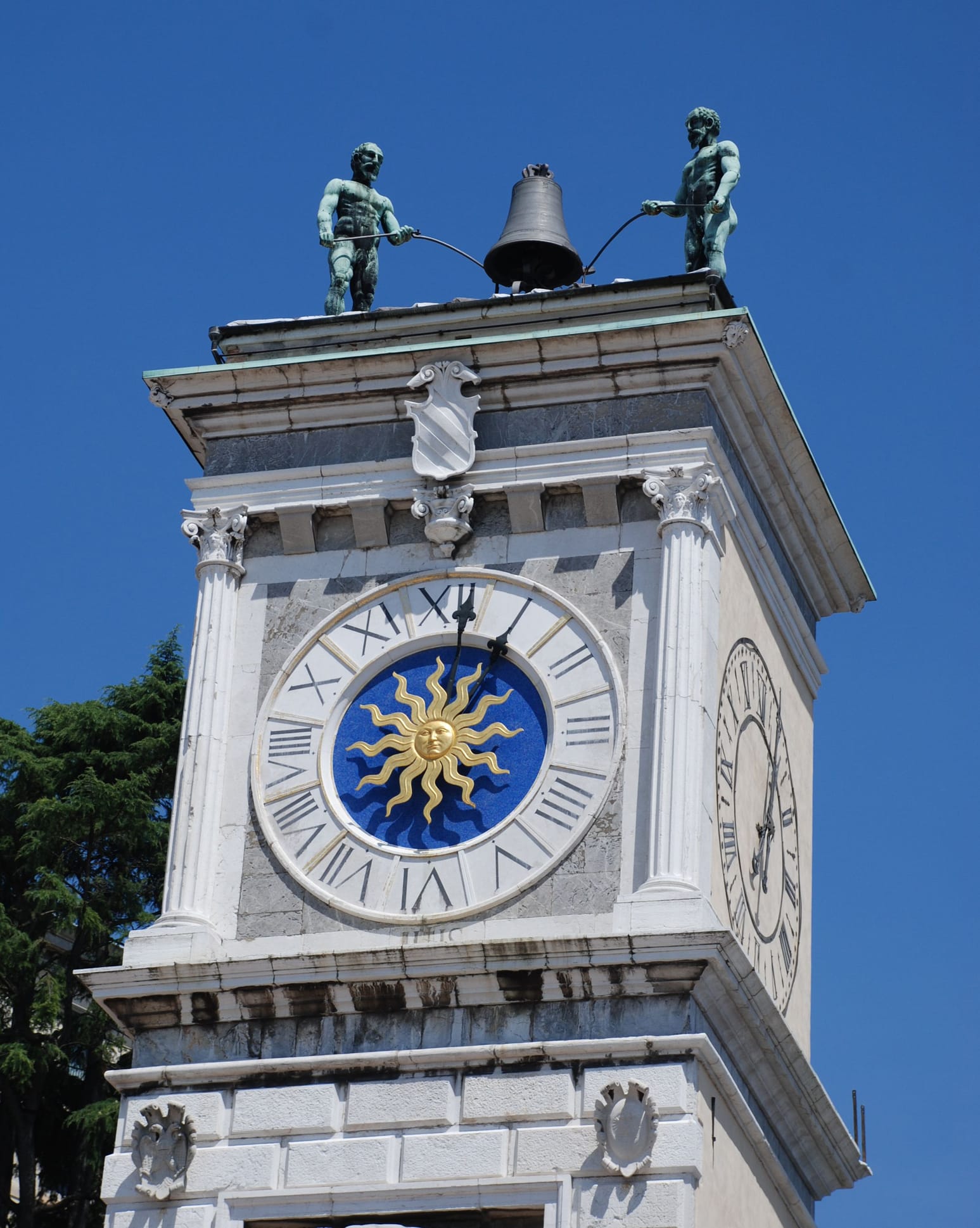意大利乌迪内的 16 世纪钟楼。这座钟楼位于自由广场（Piazza della Libertà
