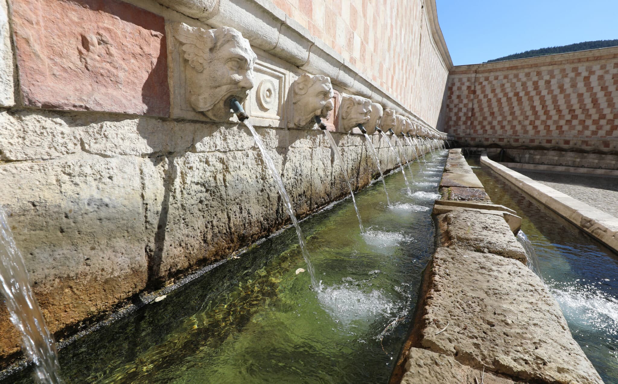 意大利中部 L'AQUILA 市名为 FONTANA DELLE 99 CANNELLE 的著名喷泉细节