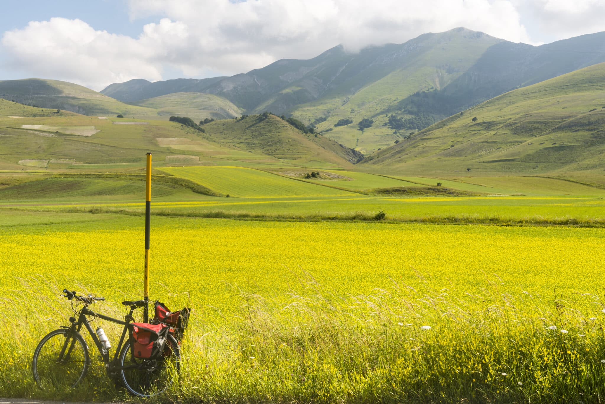 意大利卡斯泰卢基奥大钢琴。Piano Grande di Castelluccio（意大利翁布里亚，佩鲁贾），Monti Sibillini 自然公园内著名的高原。一辆带车盘的自行车。