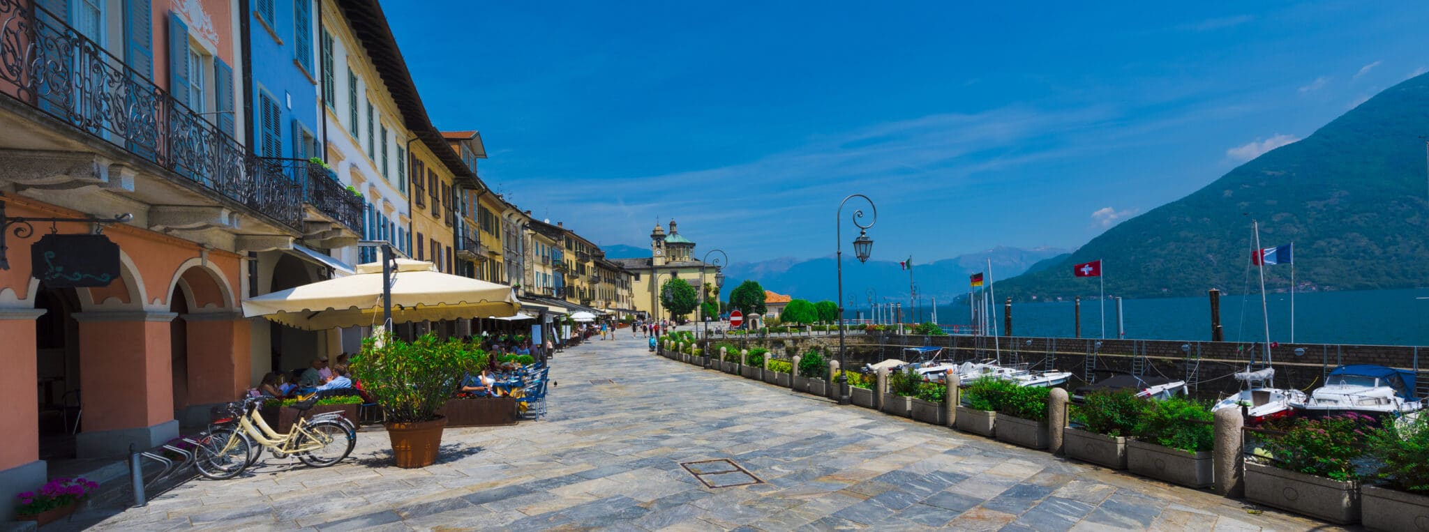 Piazza Vittorio Emanuele lll edifici e porto di Cannobio - Lago Maggiore, Verbania, Piemonte, Italia