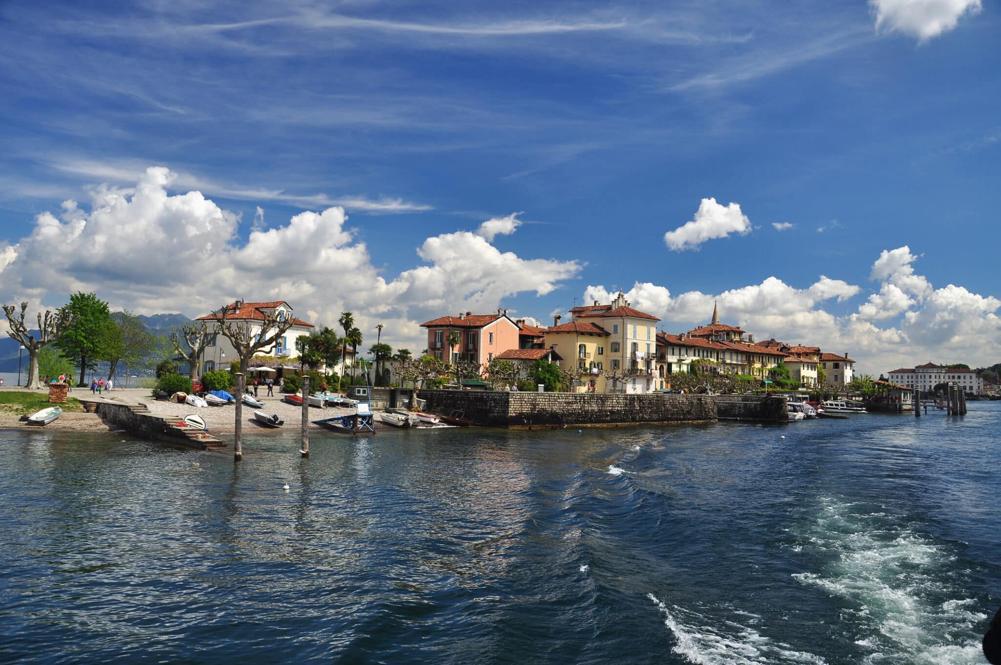 Isola dei Pescatori sul Lago Maggiore, paesaggio estivo.