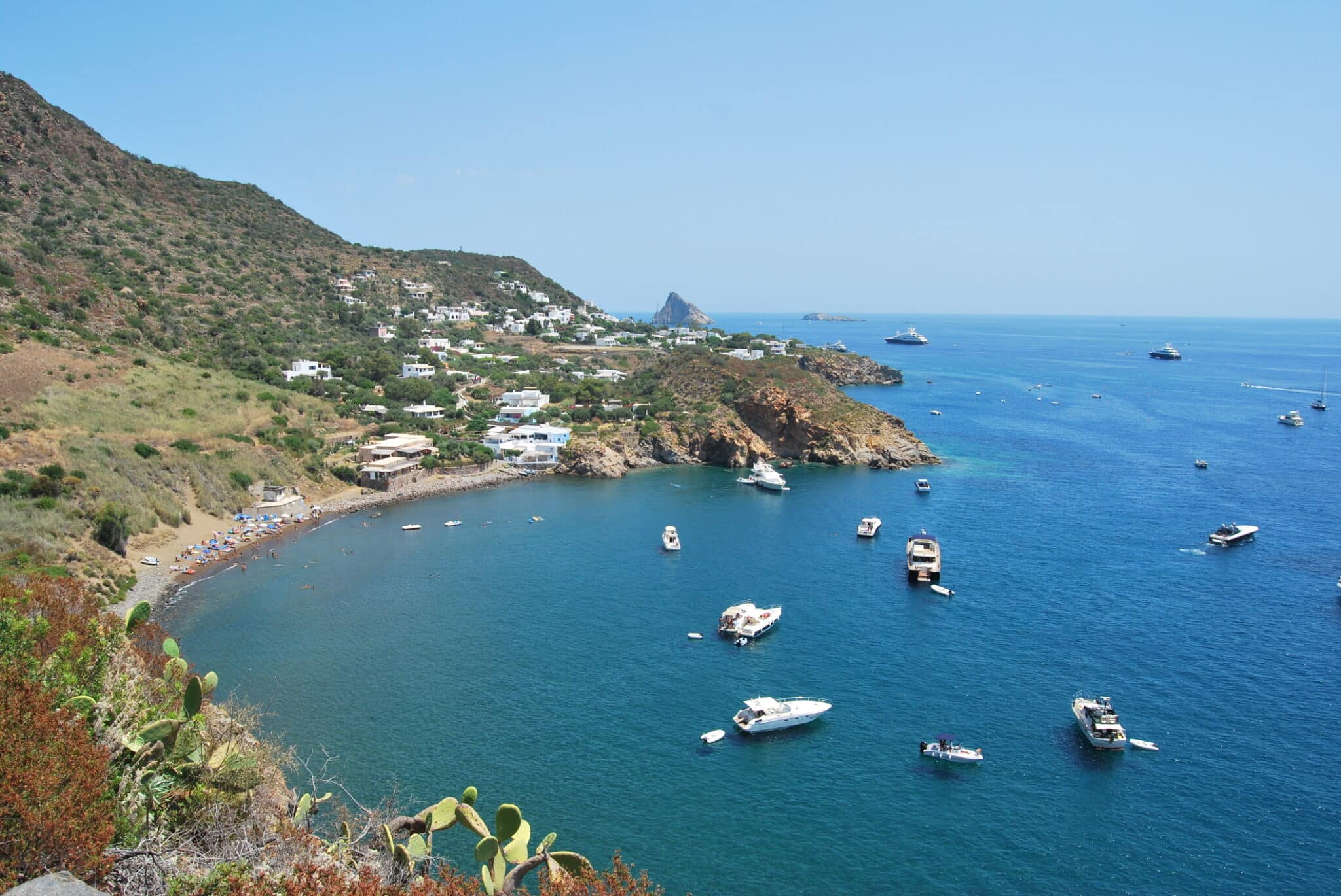 Una bellissima baia di Panarea, una delle isole Eolie, in Sicilia, Italia.