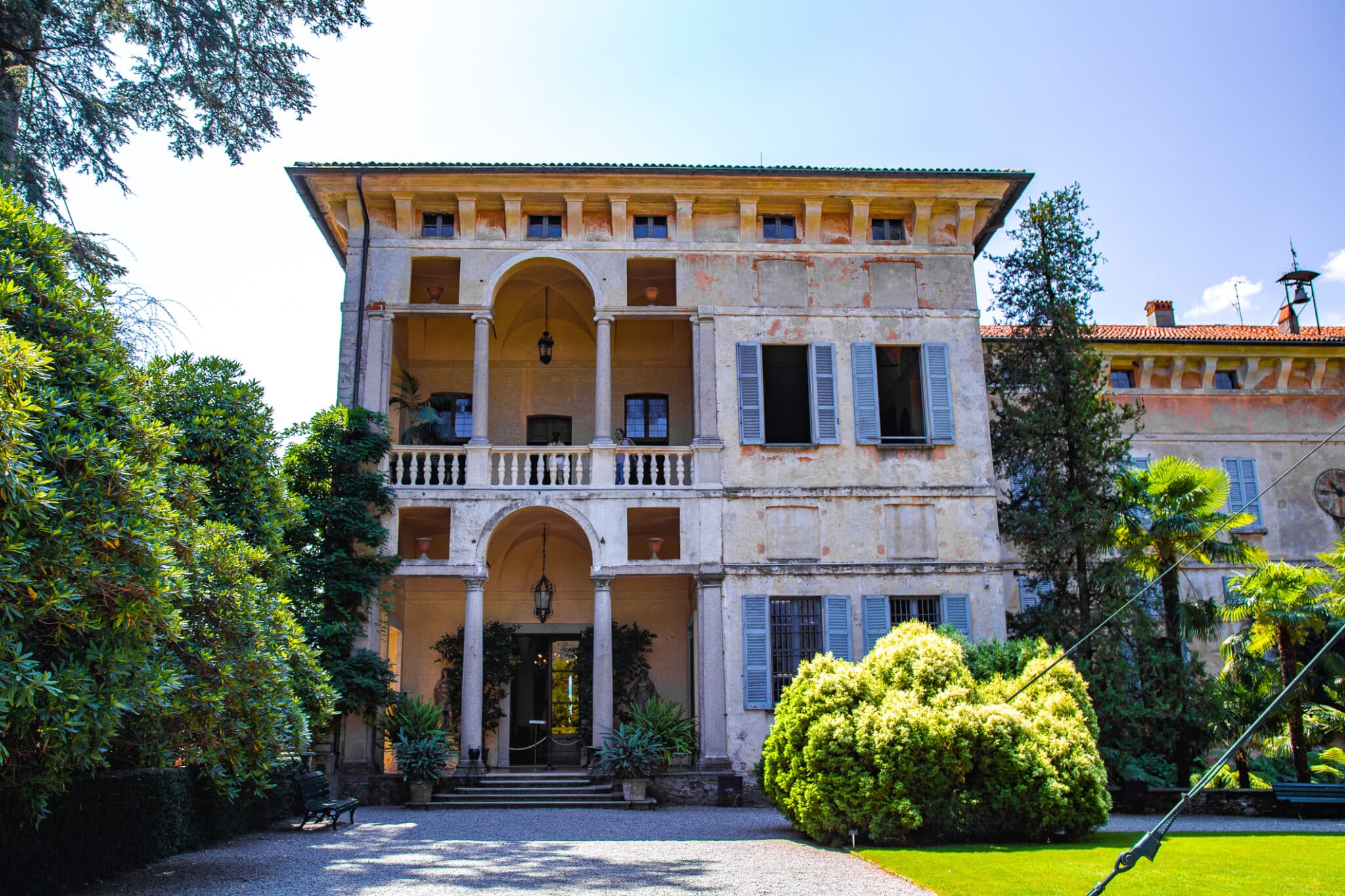 Villa storica con giardino esterno.
