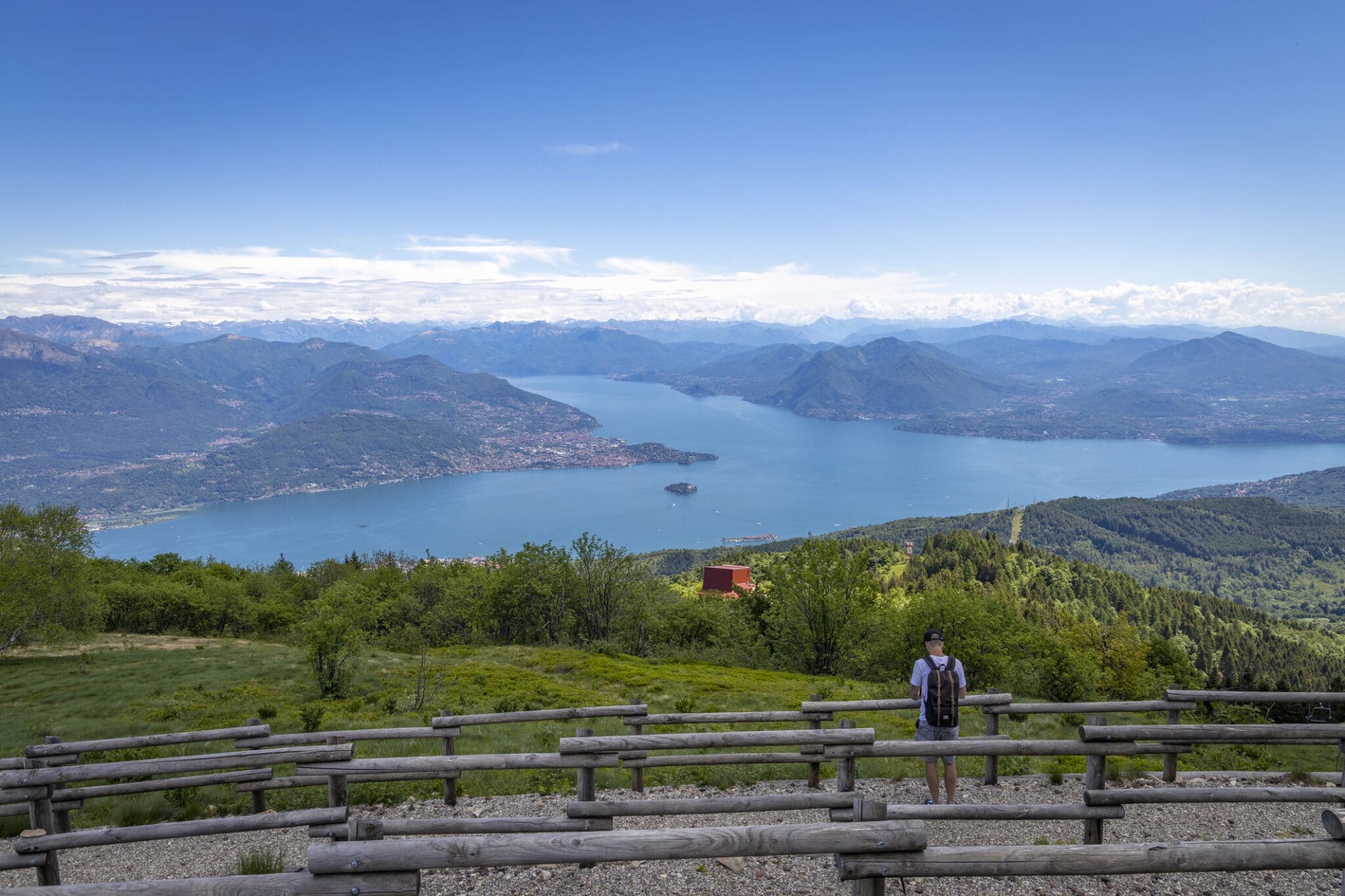 Vista panoramica del Lago Maggiore e montagne.