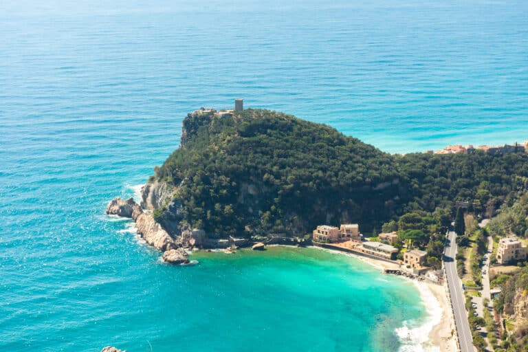 意大利海岸与古塔和蔚蓝大海