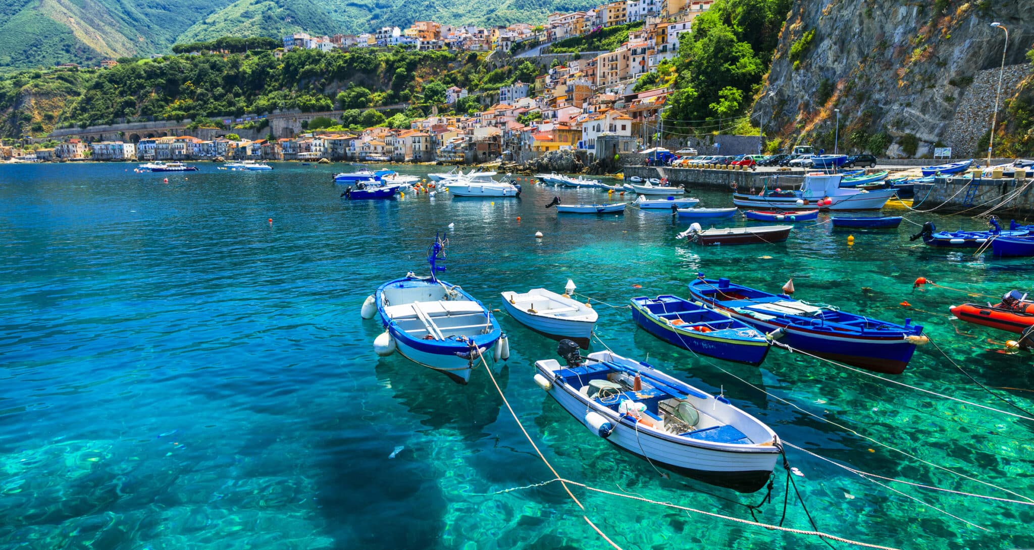 bellissimo mare e luoghi della calabria scilla cittadina con tradizionali barche da pesca.