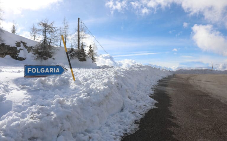 冬季积雪中意大利北部福尔加利亚的路标