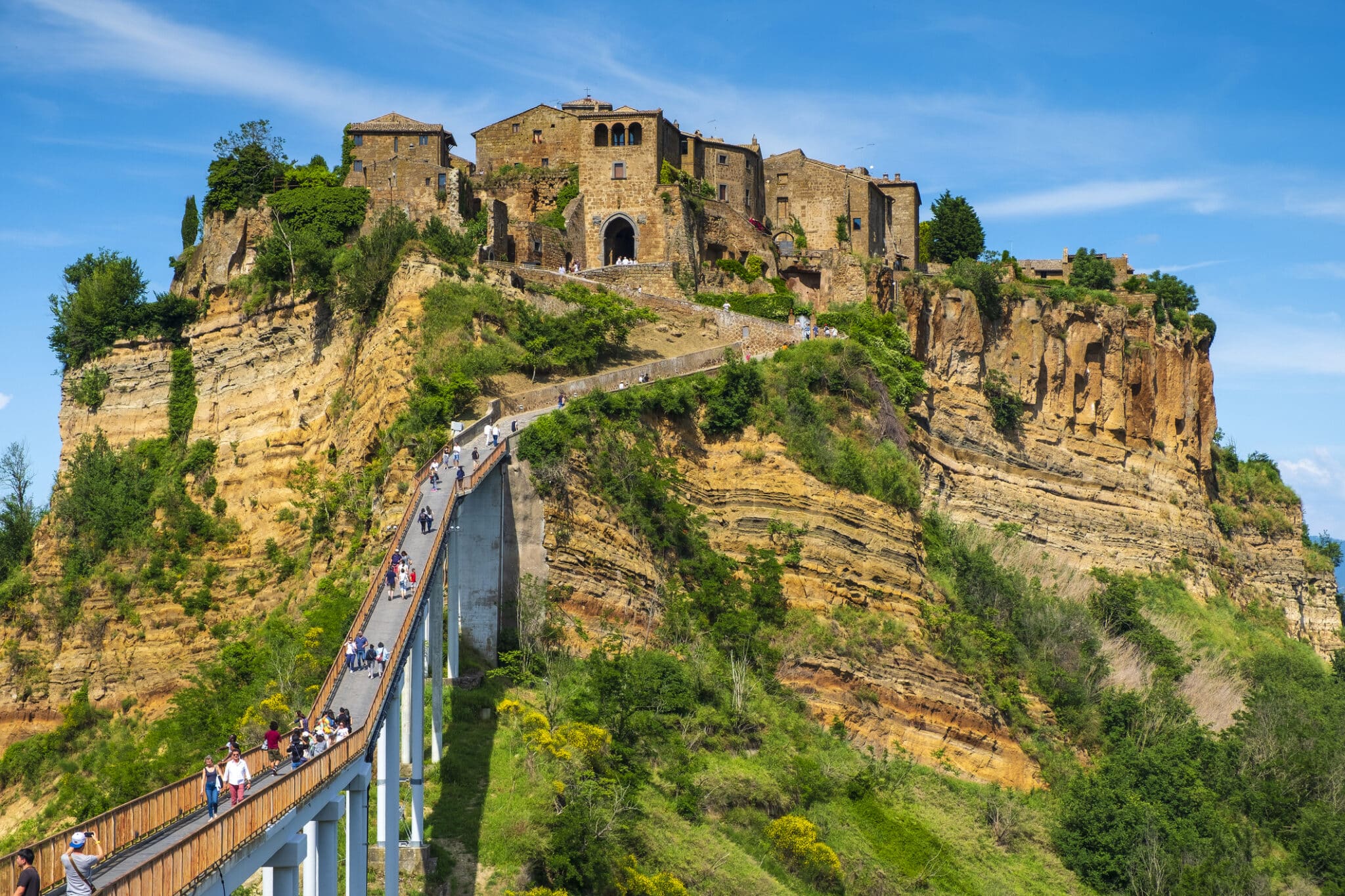 意大利奇维塔-迪-巴尼奥雷焦（Civita di Bagnoregio）历史中心全景，一座桥梁连接着奇维塔-迪-巴尼奥雷焦及其周边地区。