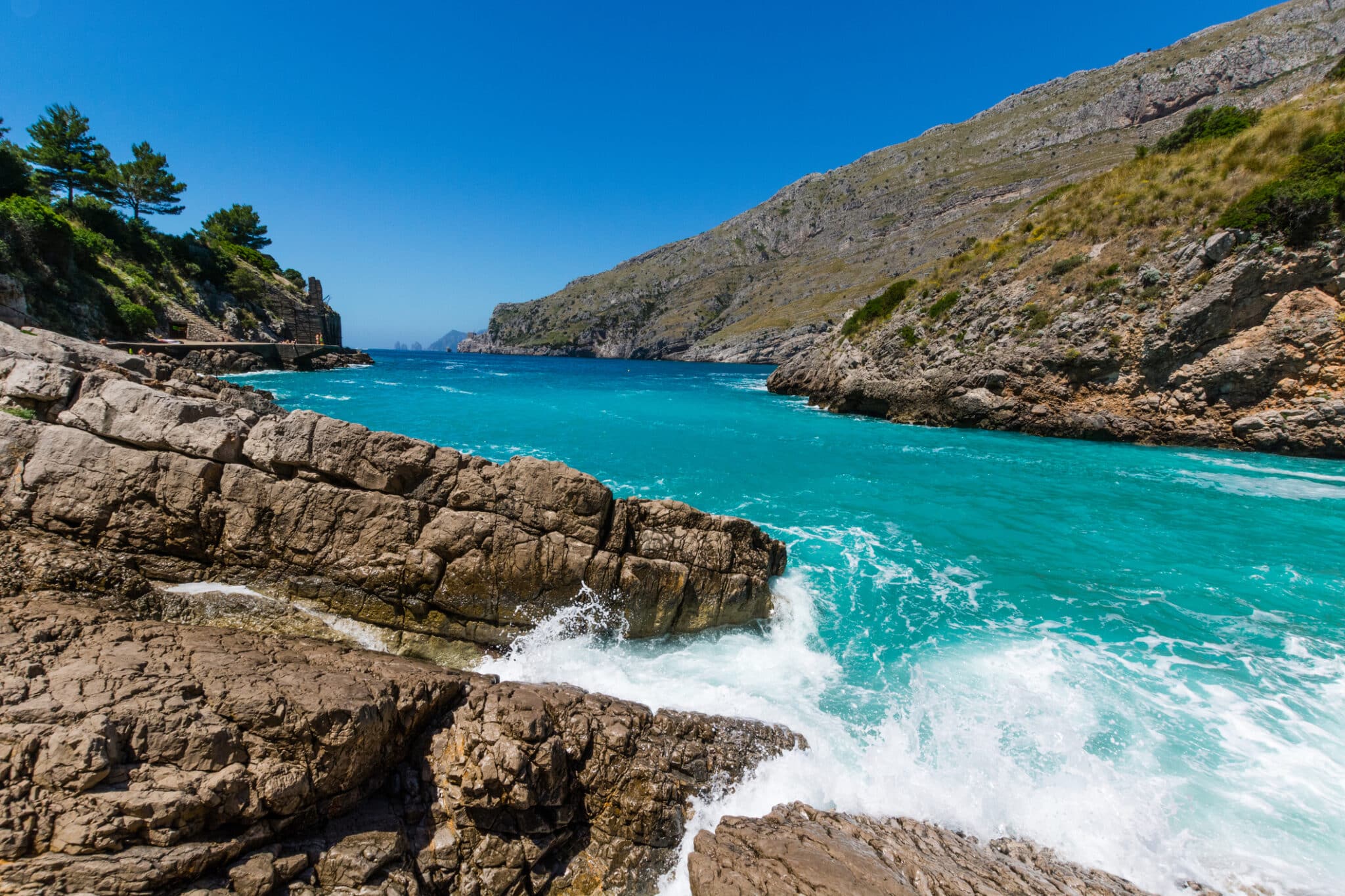 Cala turquesa avec falaises et montagnes