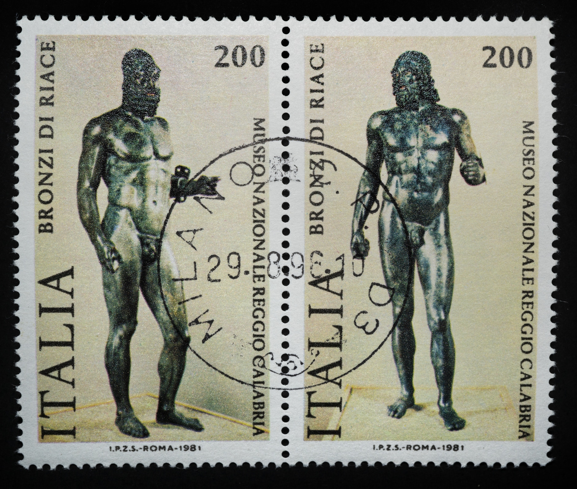 le statue dei bronzi di riace su un francobollo italiano.