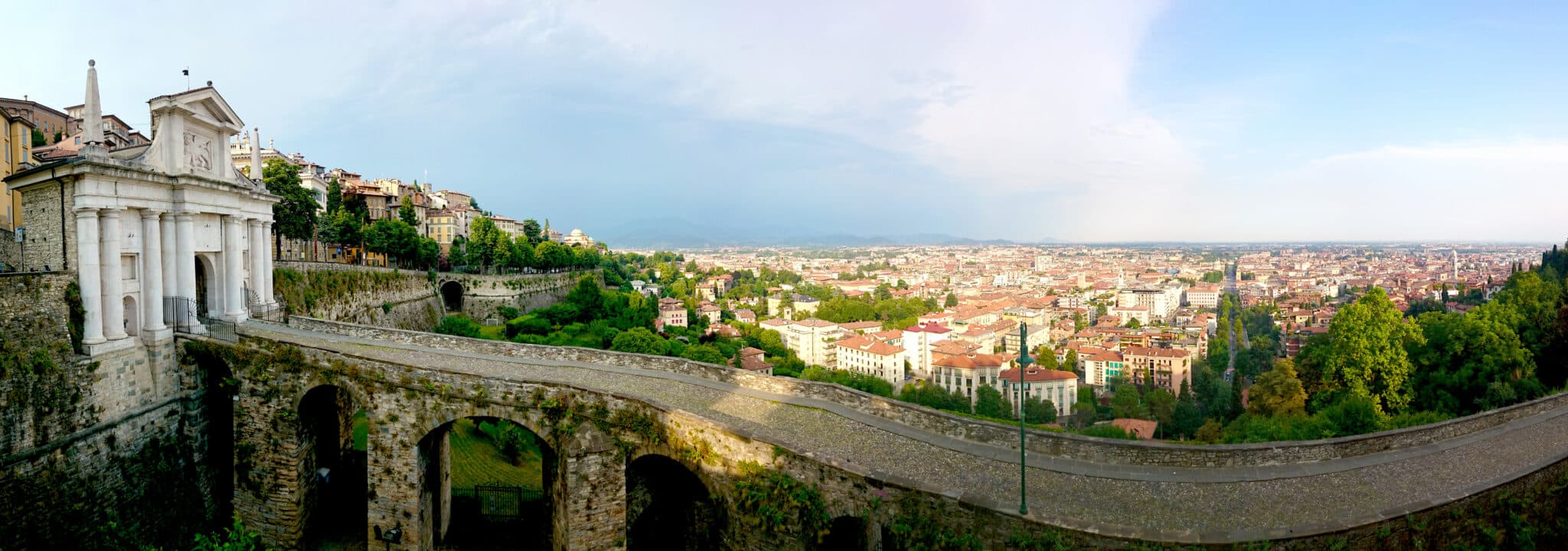 上贝尔加莫全景与圣贾科莫门（Porta San Giacomo）。