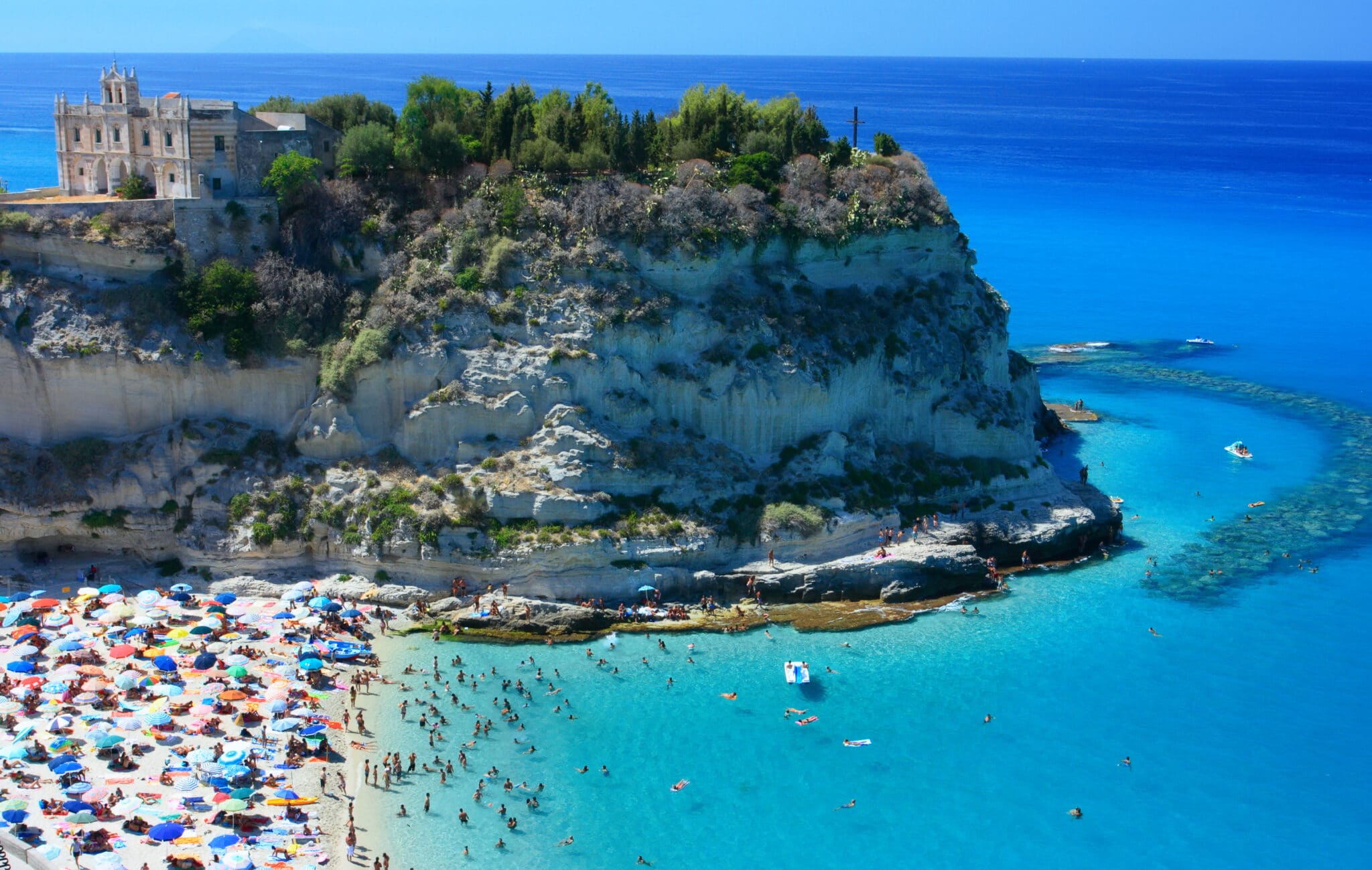 penisola di tropea con spiaggia. paesaggio panoramico con spiaggia e penisola di tropea