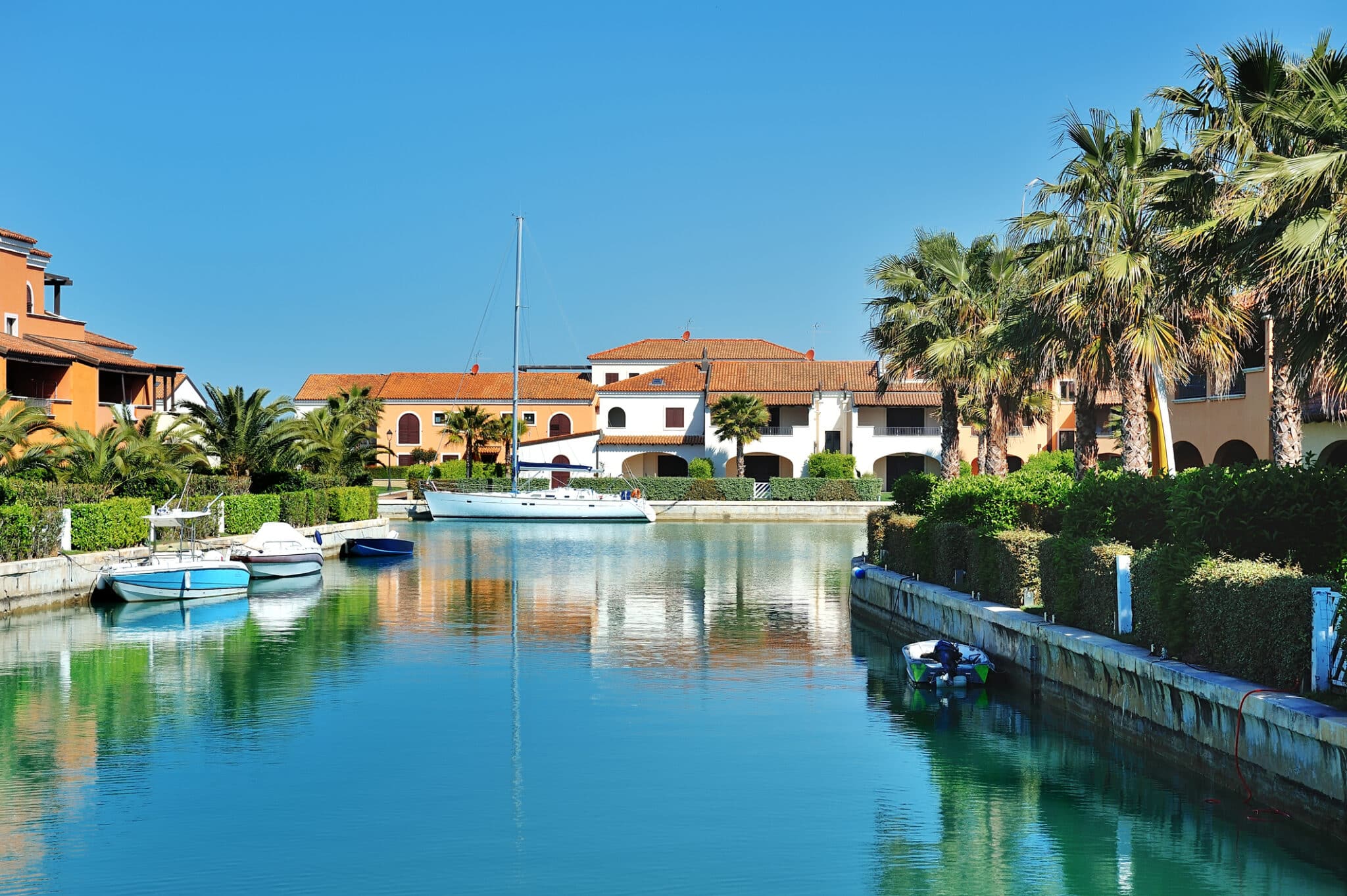 policoro, italia vista del canale marittimo del villaggio di marina