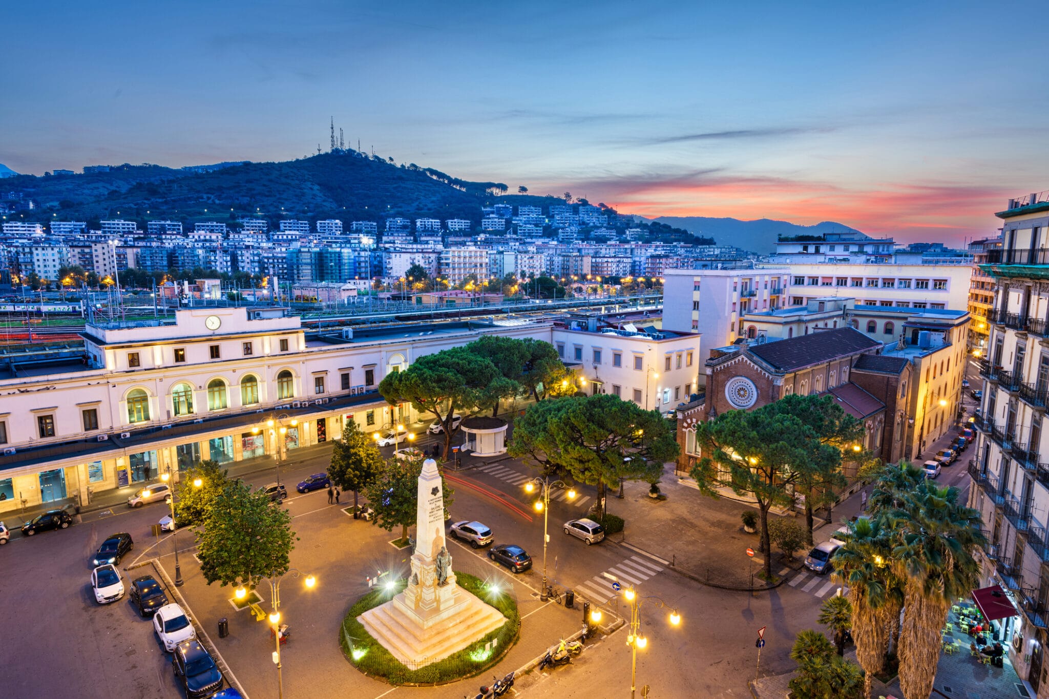 salerno italia all'alba. paesaggio urbano di salerno, italia su piazza vittorio veneto e la stazione principale all'alba.
