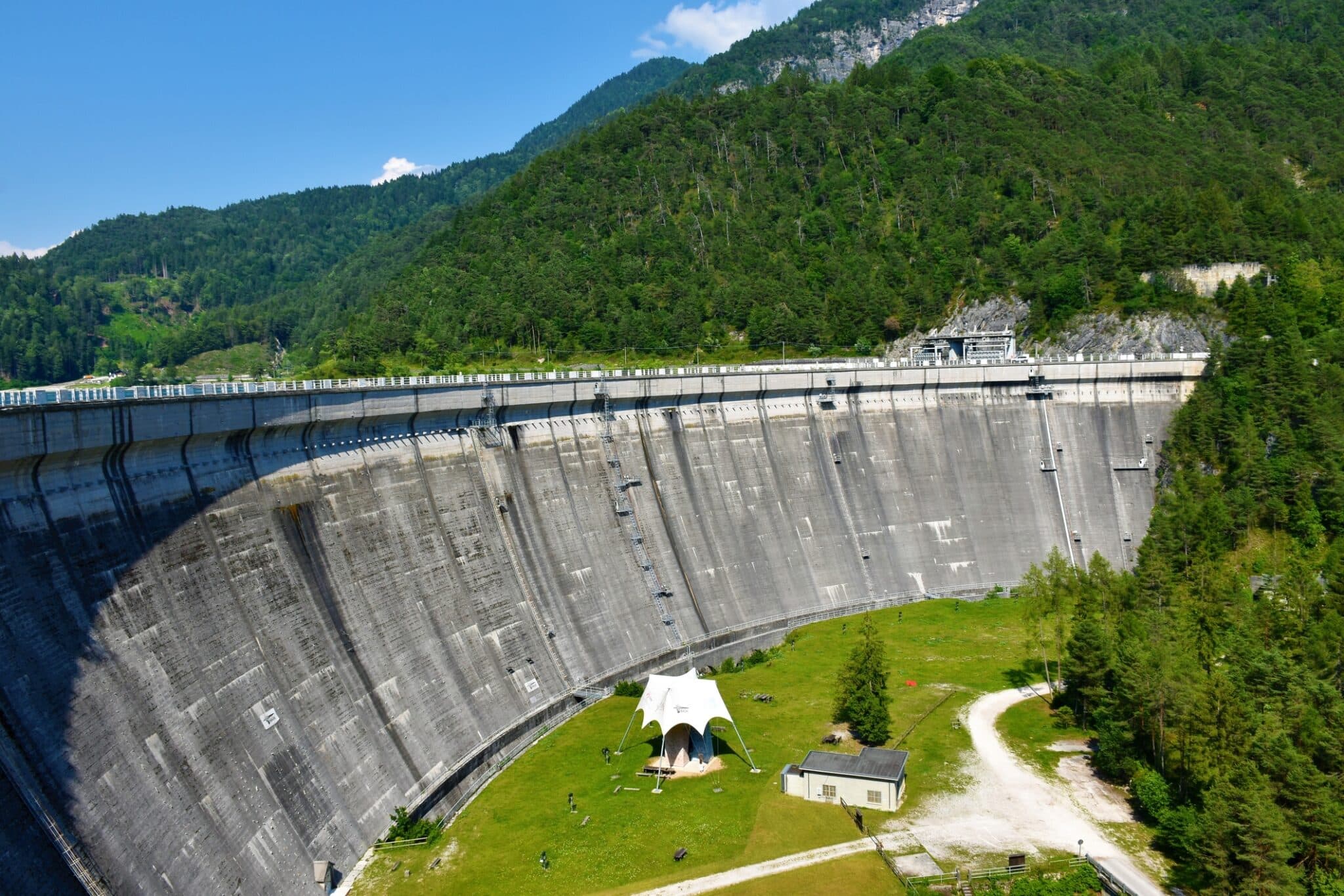 青山绿水间的大坝