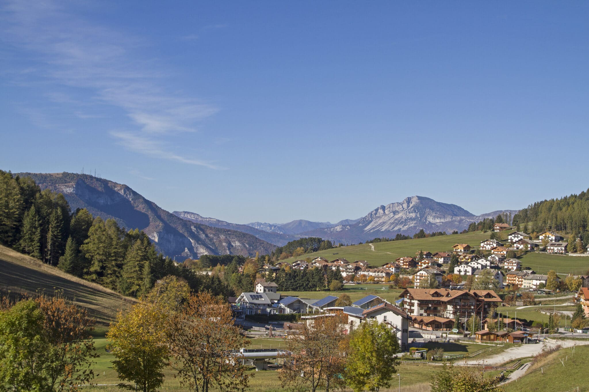 veduta di folgaria. l'altopiano di folgaria che si trova sulle pendici meridionali del monte cornetto una montagna delle alpi vicentine
